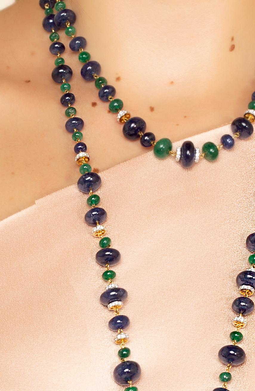 Halskette mit Pfauen aus 18 Karat Gold, Smaragden, blauen Saphiren und Diamanten (Zeitgenössisch) im Angebot