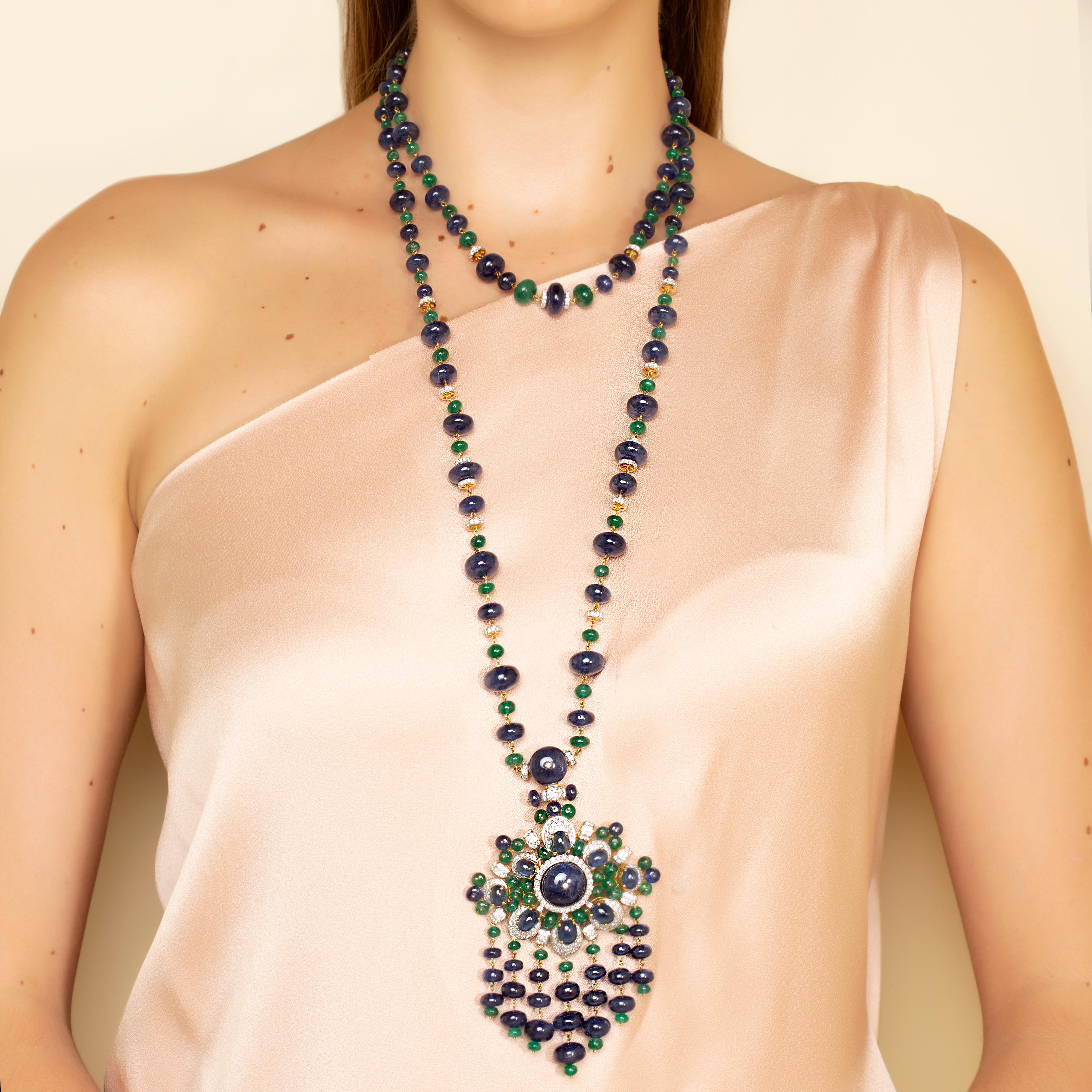 Halskette mit Pfauen aus 18 Karat Gold, Smaragden, blauen Saphiren und Diamanten (Cabochon) im Angebot