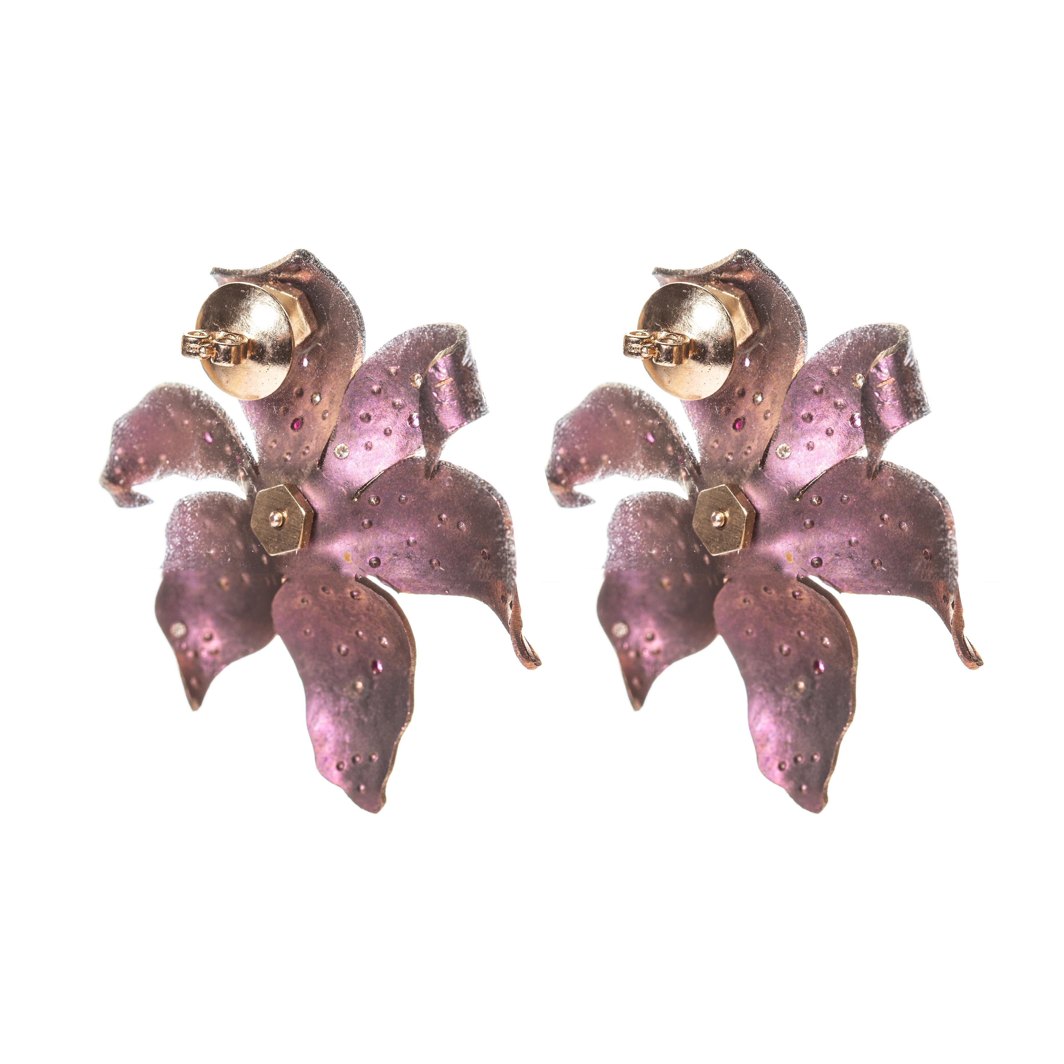 Contemporain Boucles d'oreilles fleur en titane teinté rose avec diamants non taillés amovibles en vente