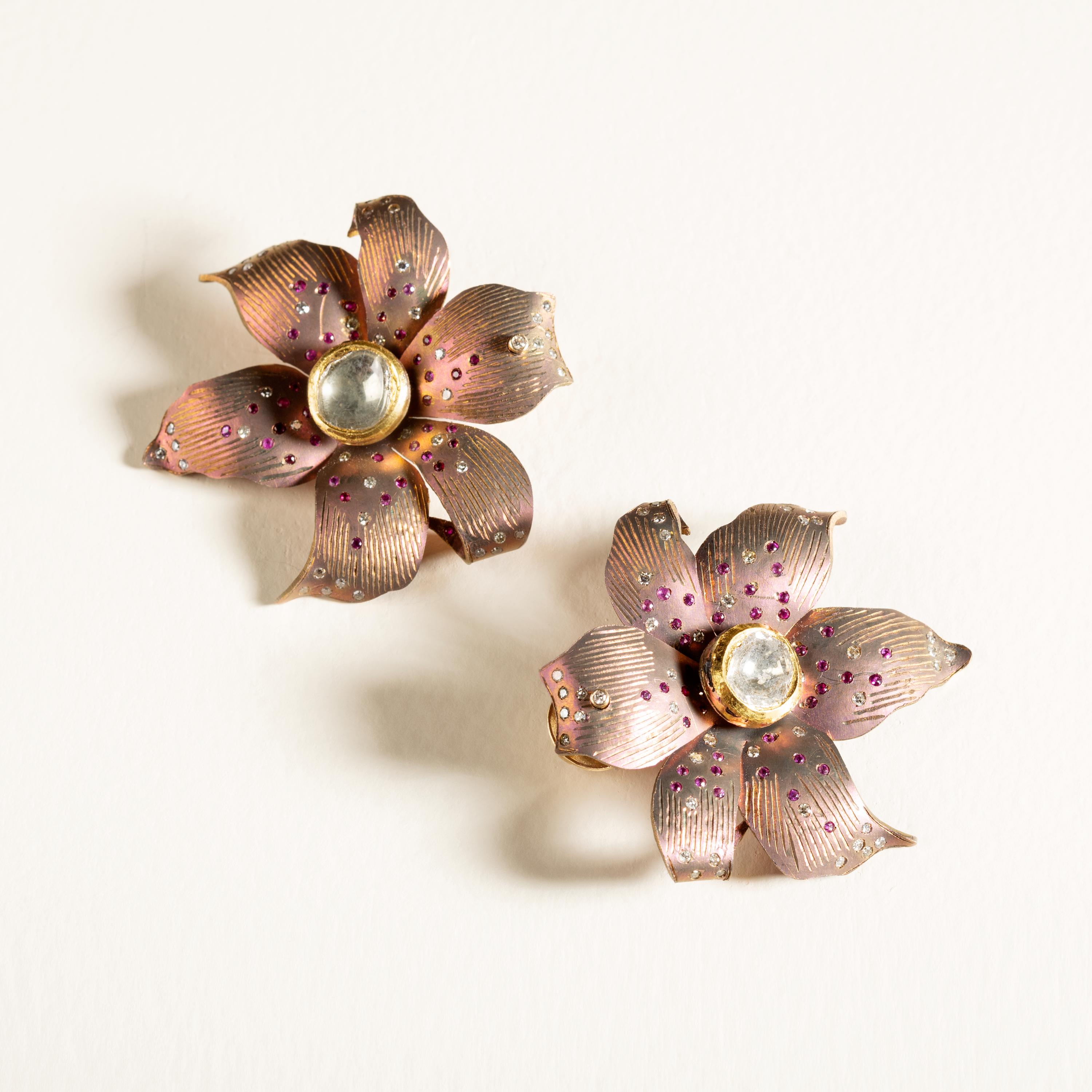 Rose-Tinted Titan-Blumen-Ohrringe aus Titan mit abnehmbaren ungeschliffenen Diamanten (Ungeschliffen) im Angebot