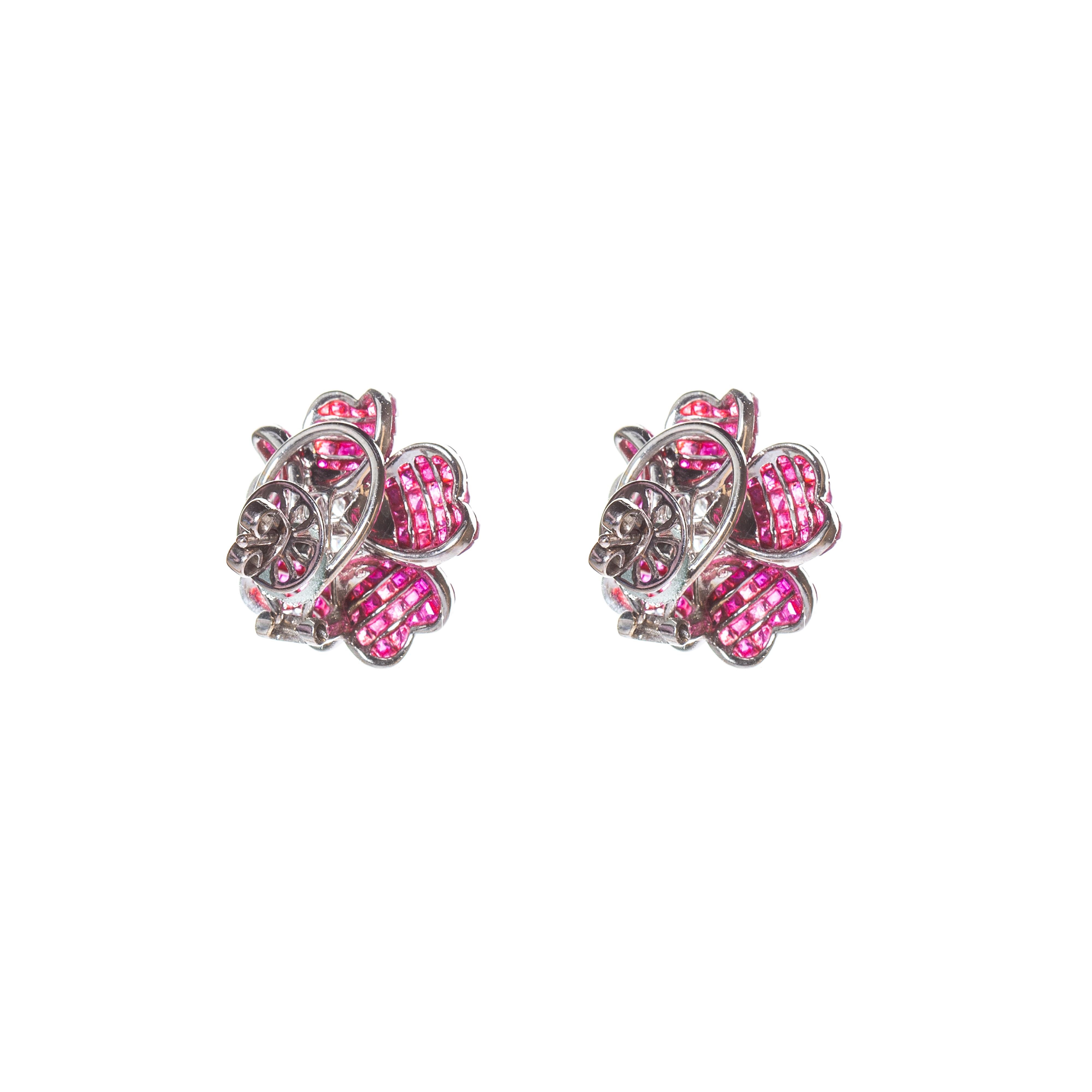 Blumenohrringe mit Rubin, Rubin und Hibiskus und Diamanten aus 14 Karat Gold (Brillantschliff) im Angebot