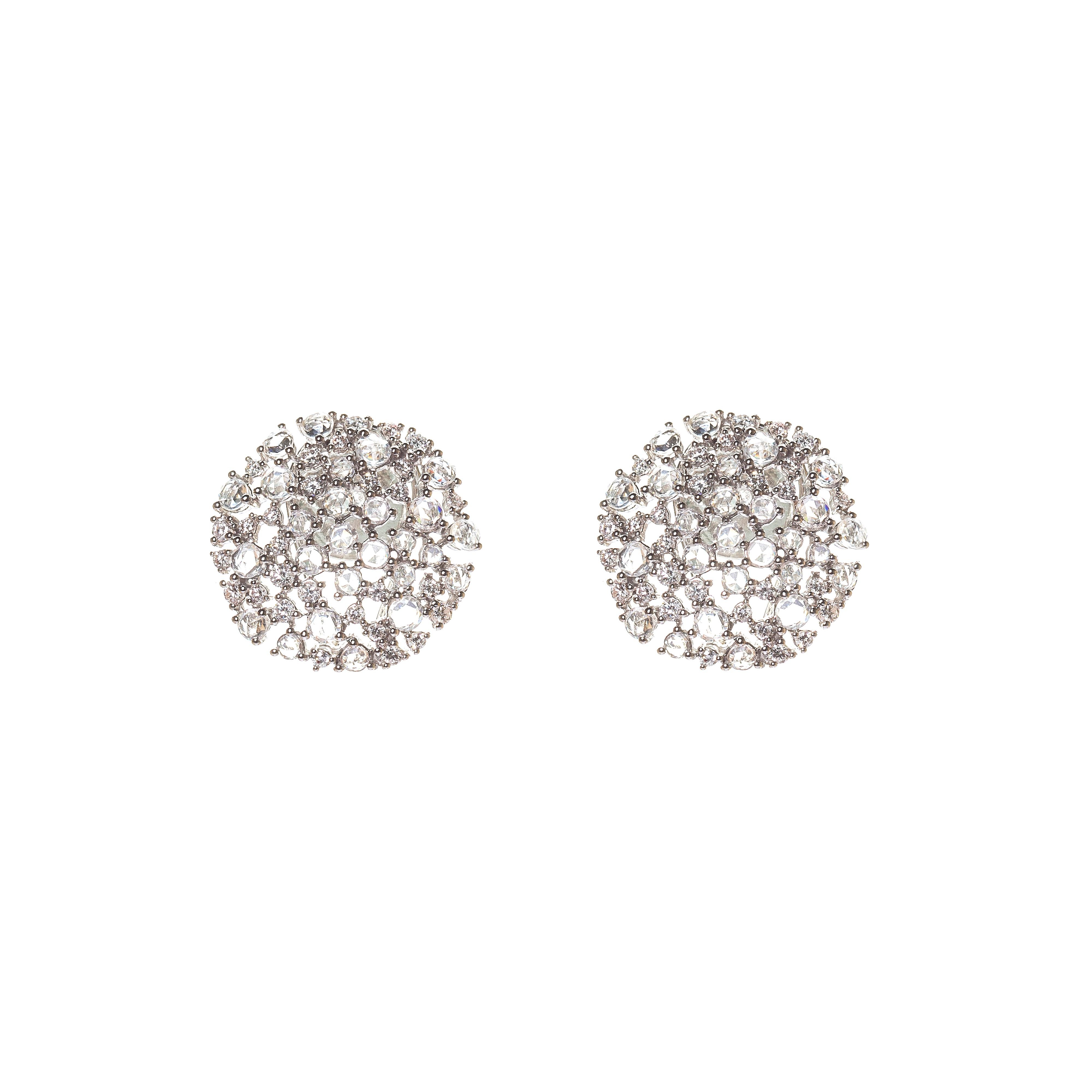 Pendientes Venus Oro Blanco 18 Kilates con Diamantes y Zafiros Blancos en Nuevo estado para la venta en Mumbai, IN
