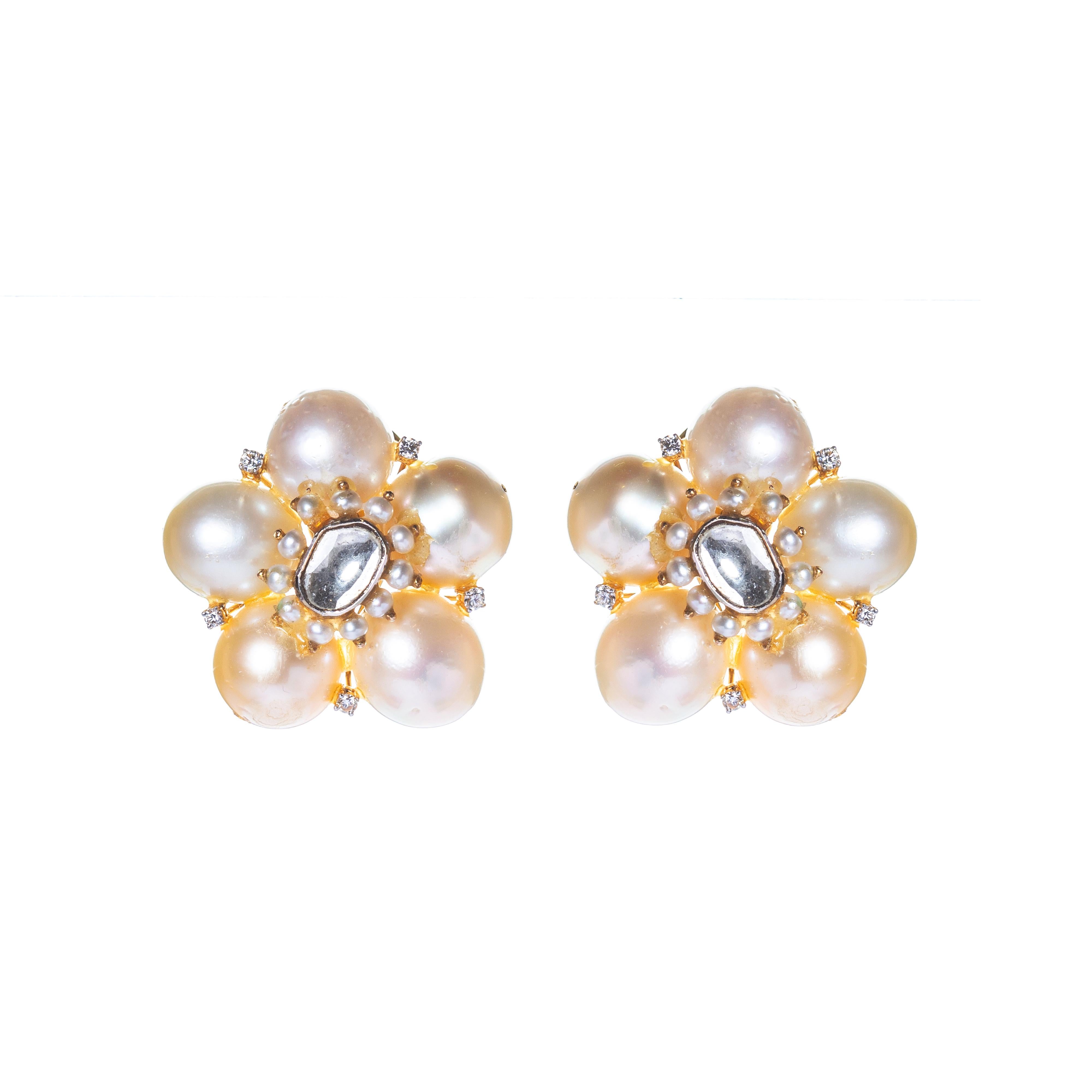Contemporain Boucles d'oreilles en or 18 carats avec diamants et perles non taillés en vente