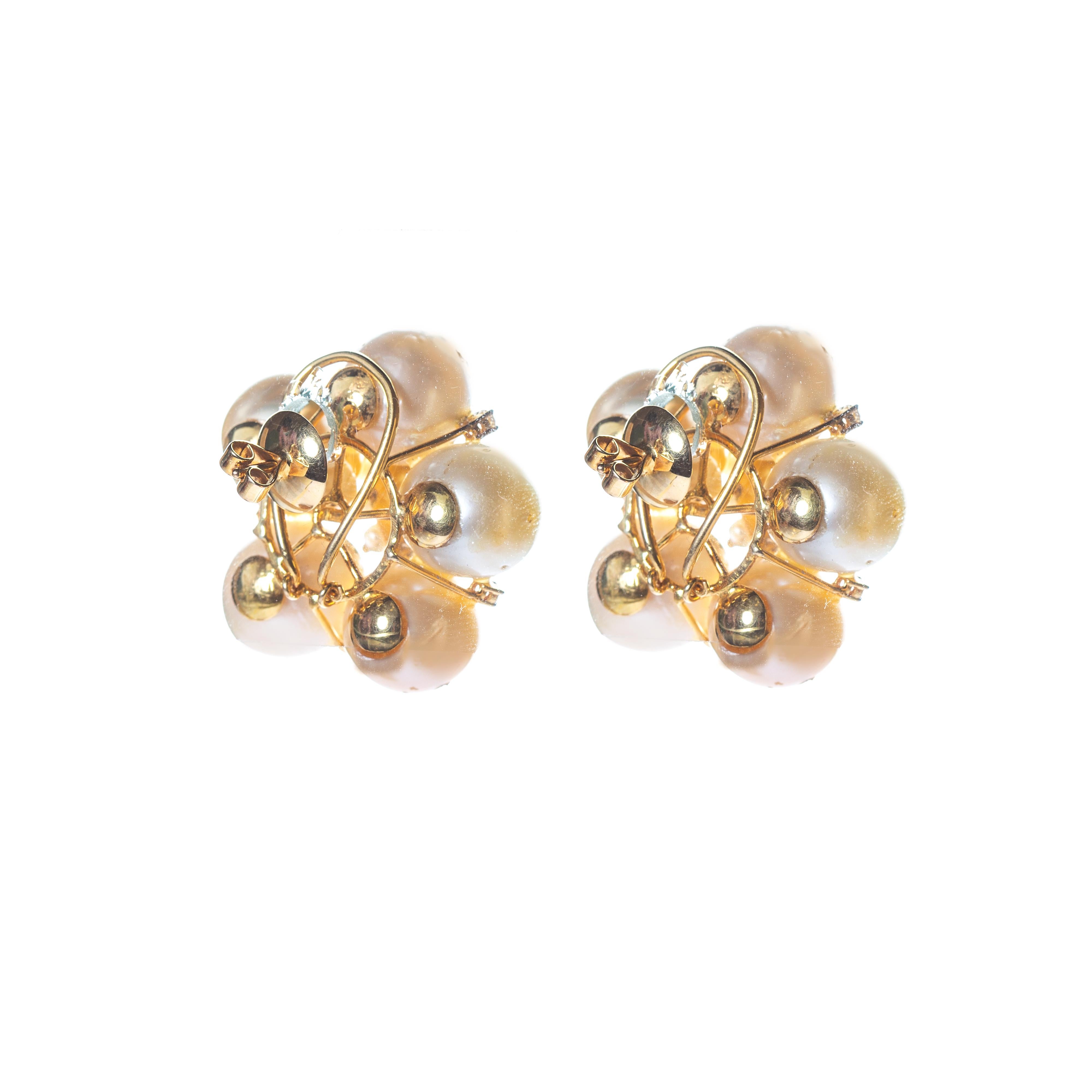 Ohrringe aus 18 Karat Gold mit geschliffenen Diamanten und Perlen (Ungeschliffen) im Angebot