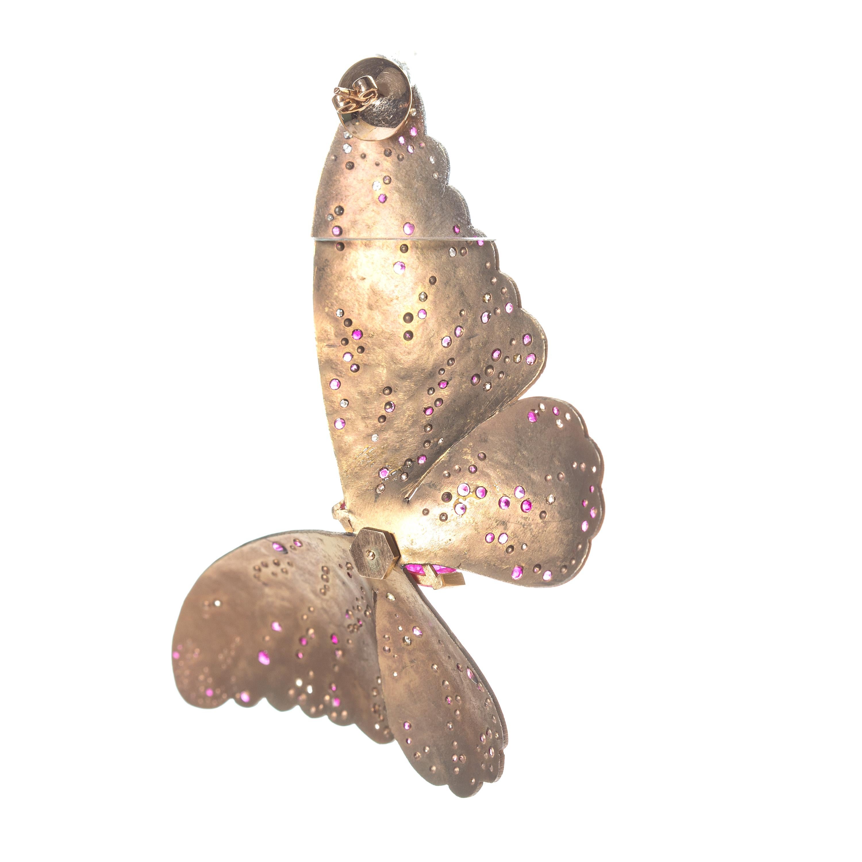 Taille brillant Boucles d'oreilles demi-créoles papillon en titane jaune serties de rubis et de diamants en vente