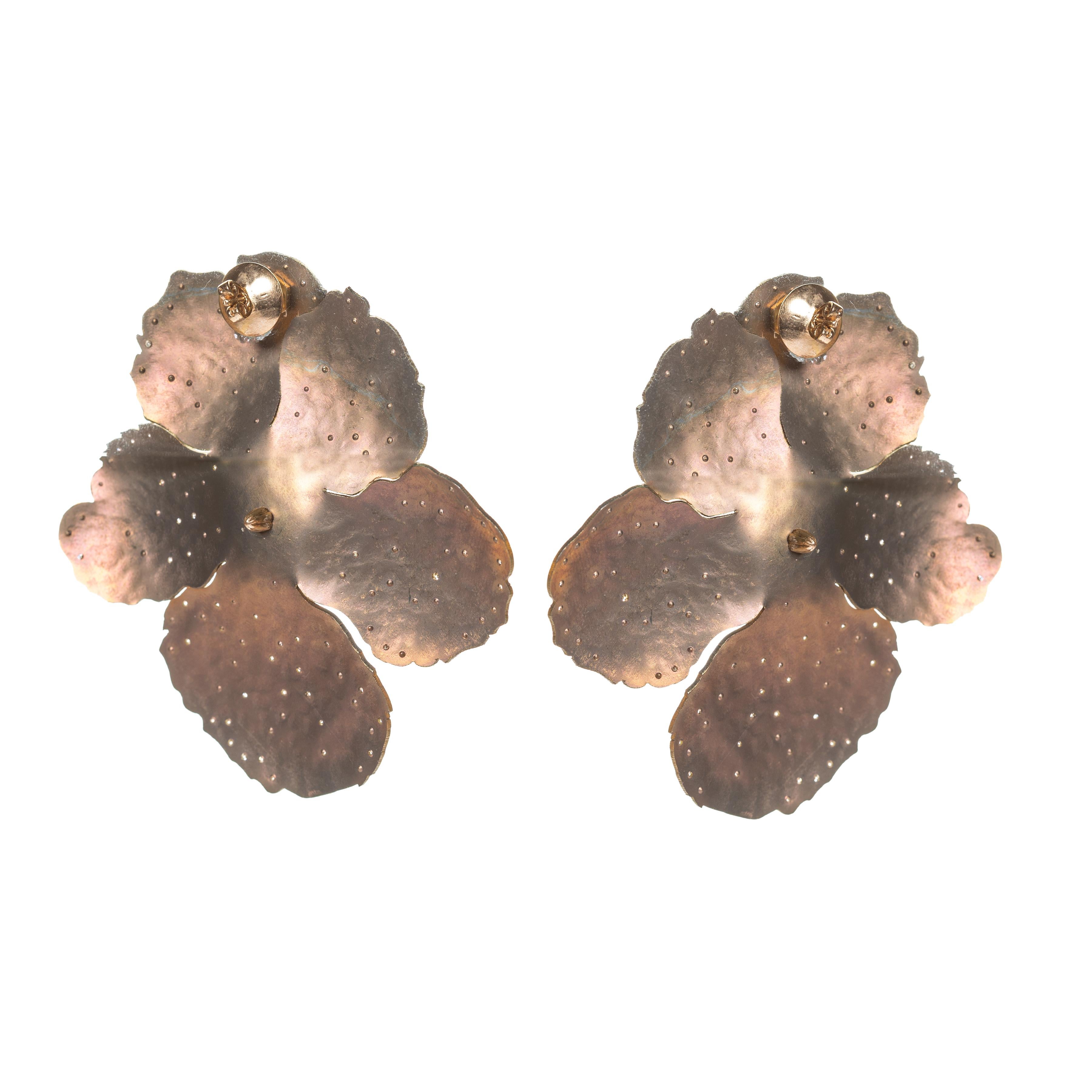 Gelbe Hibiskus-Blumenohrringe aus Titan mit Diamanten und Smaragden (Brillantschliff) im Angebot