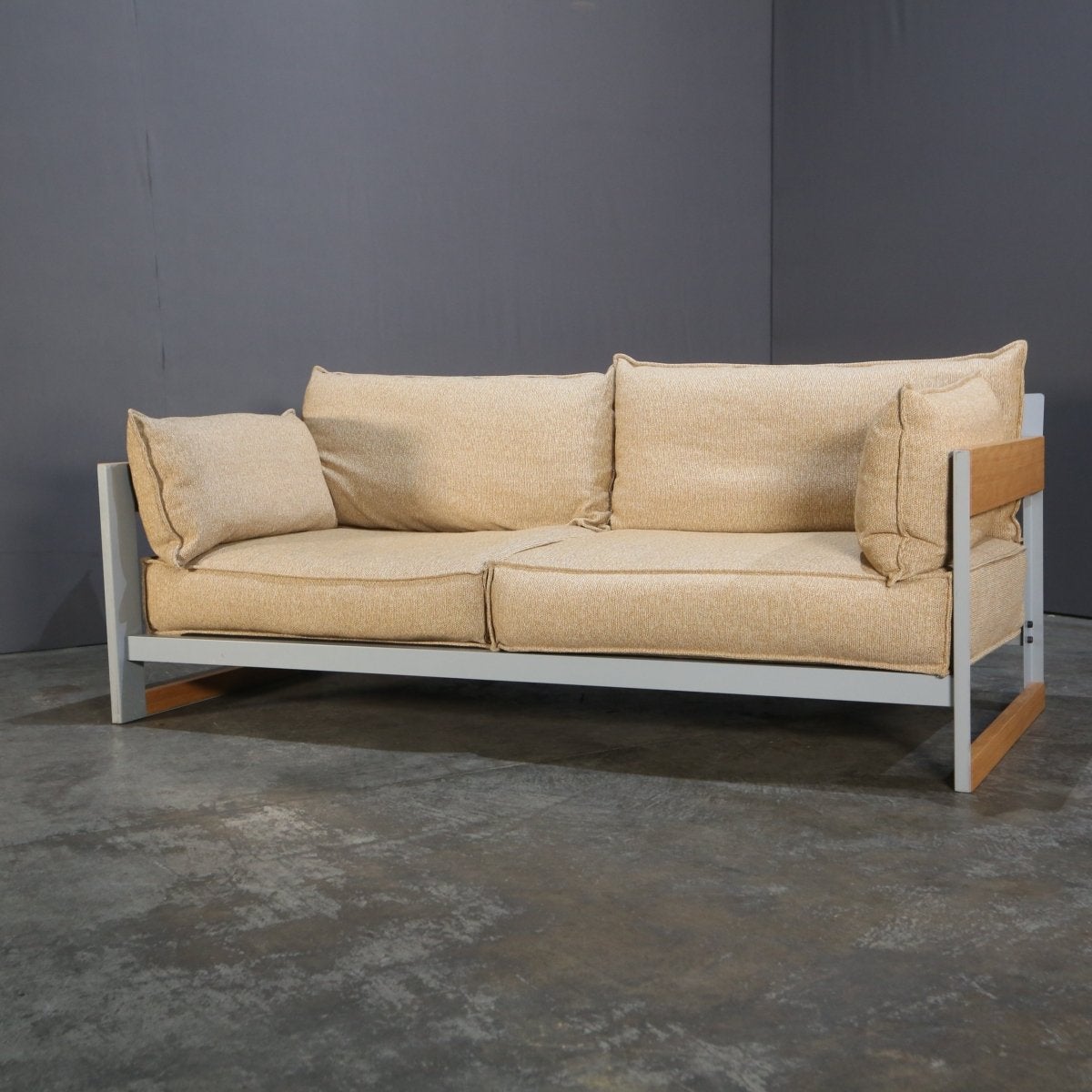 Ti presentiamo il Divano Cassette Beige dei famosi designer Ronan and Erwan Bouroullec per Established & Sons. Questo splendido pezzo è una vera e propria dichiarazione di lusso e raffinatezza, perfetta per qualsiasi spazio abitativo moderno.