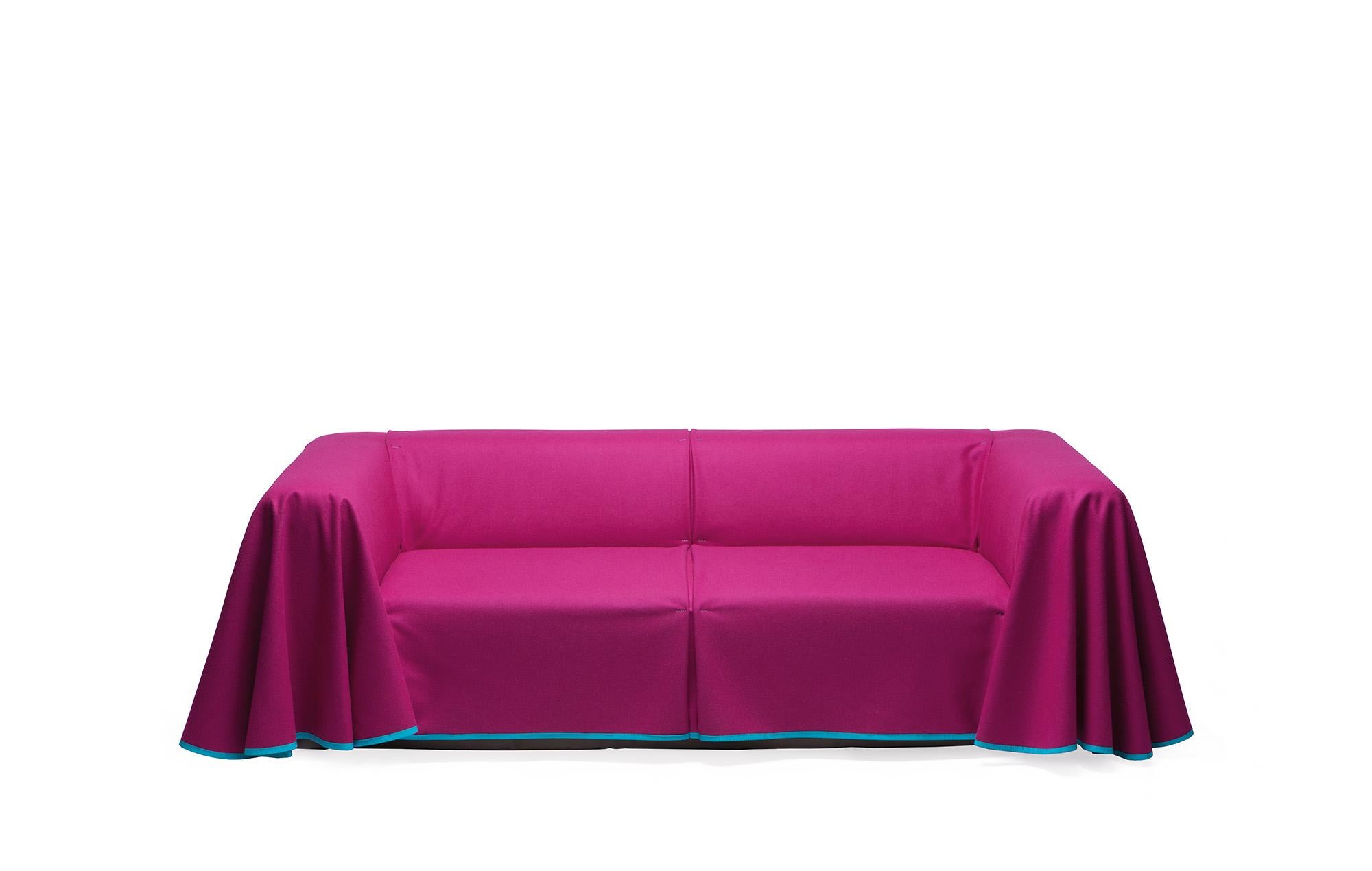 Cosy in winter, light and comfortable in summer, interchangeable covers make this sofa as fashionable and flexible as your wardrobe. Whether smart or casual, customize the Cape with bespoke fabric and a range of over one hundred tape and trim