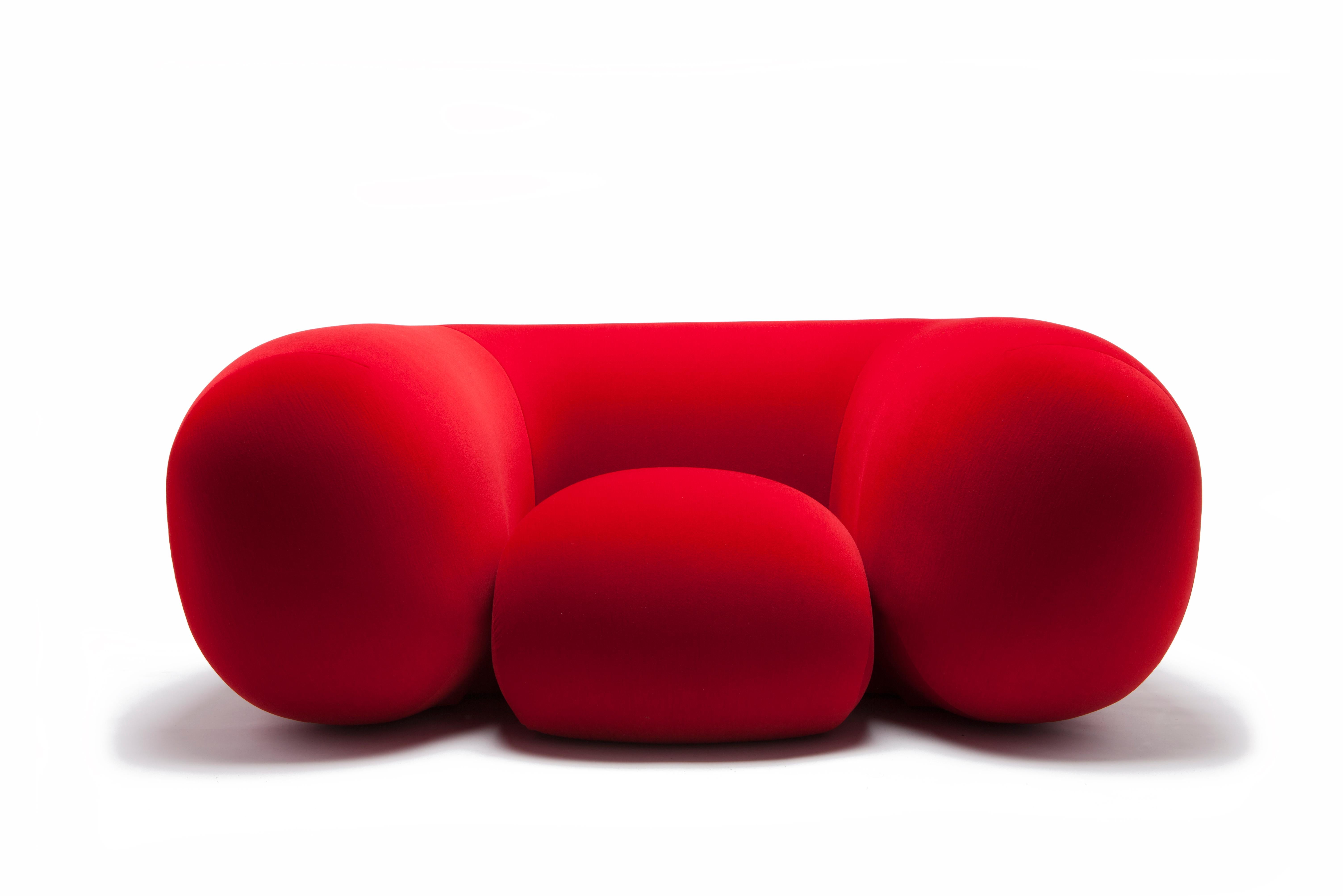 Composed entirely of foam, without any hard internal structure, Mollo’s simple form provides exceptional comfort and the ultimate relaxation experience. Comfortably seating seven, one on the seat and two on each of the three sides, the Mollo’s size