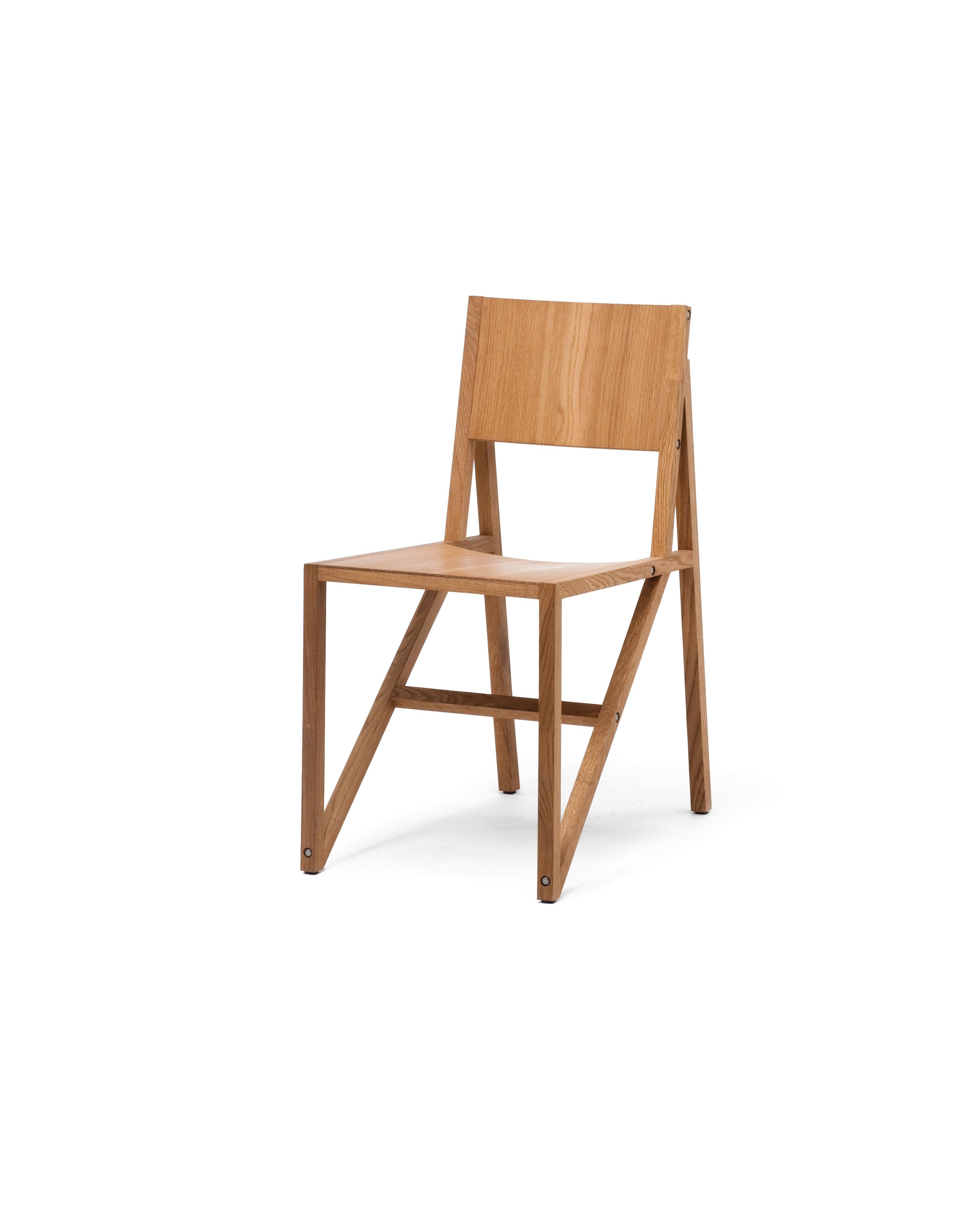 Dieser robuste, leichte Stuhl ist mit guten Proportionen und Sitzkomfort gesegnet. Eine komplexe Studie der Winkel, bei der die geraden Linien der Holzlatten geschickt mit den subtil geschwungenen Sitz- und Auflageflächen in Einklang gebracht
