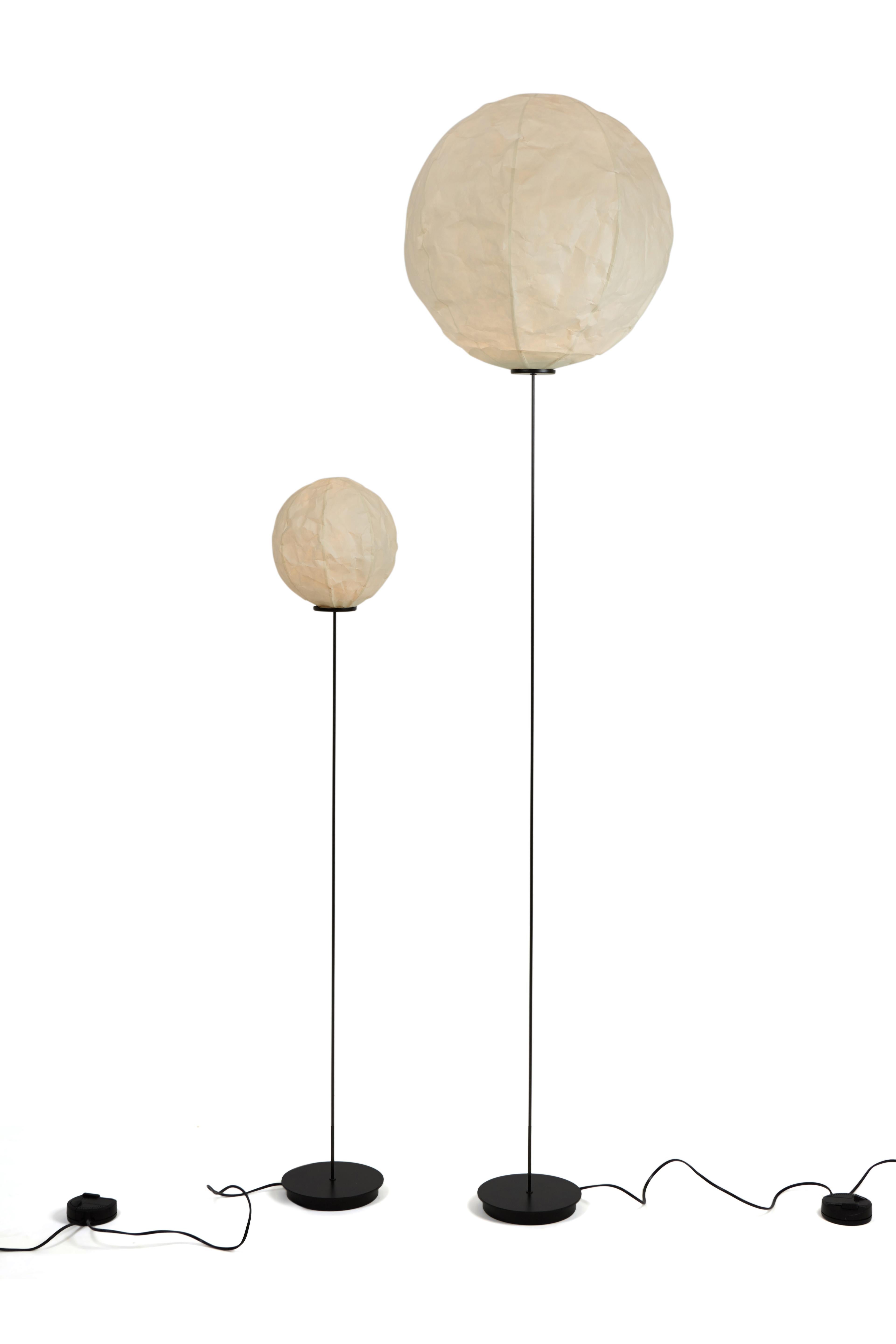 CHO LIGHT, del diseñador suizo Dimitri Bähler, una poética lámpara de pie cuyo diseño ha sido posible gracias a las técnicas de fabricación más avanzadas, combina el tradicional papel japonés Washi con una varilla de fibra de carbono asombrosamente