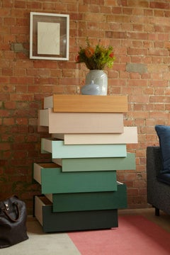 Established & Sons STACK 8 Tour de tiroirs en finition Sage par Raw Edges/Alkalay