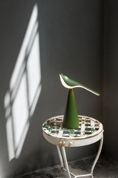 Established & Sons TIKI Lampada da tavolo in finitura verde oliva opaca di Nao Tamura