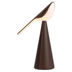 Lampada da tavolo TIKI di Established & Sons, finitura beige sabbia, disegnata da Nao Tamura