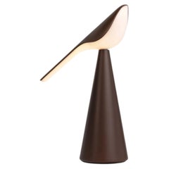 Lampada da tavolo TIKI di Established & Sons, finitura opaca Wild Cocoa, disegnata da Nao Tamura