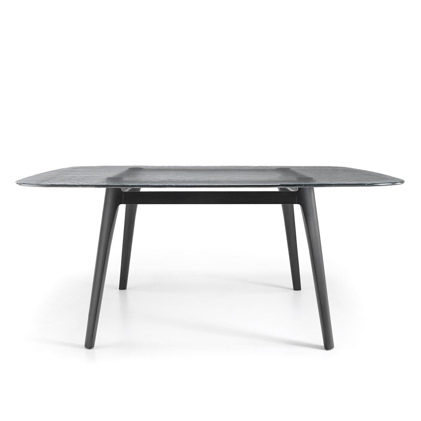 Dining table Estamp with structure in solid oak
in grey finish. With tempered and fused glass top,
15mm thickness, in smoke grey finish.
Also available with structure in solid oak in natural finish.
Also available with glass top in amber, natural