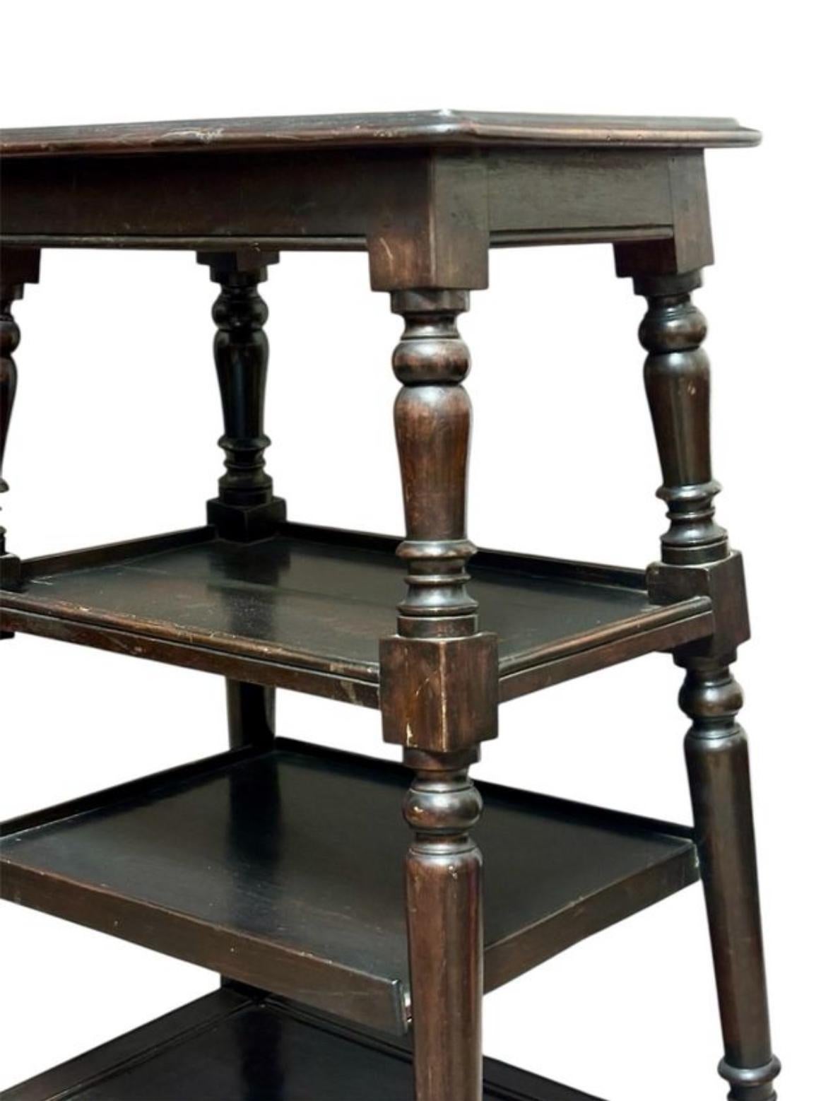 Estante victoriano Circa 1.880, de estilo campaña, con 4 niveles y realizado en madera de roble teñida.