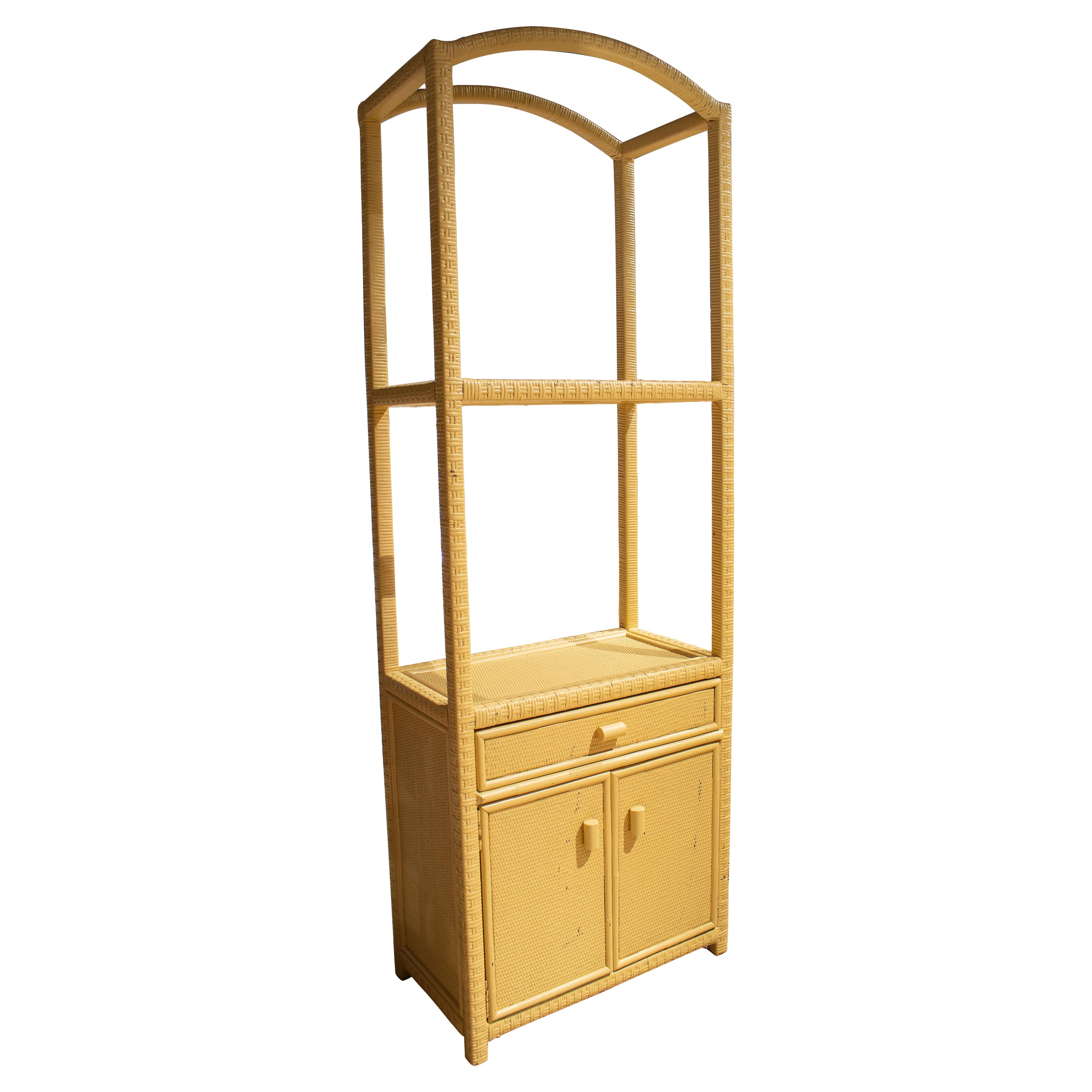 Estantería de bambu y mimbre de los años 1970 con puertas For Sale