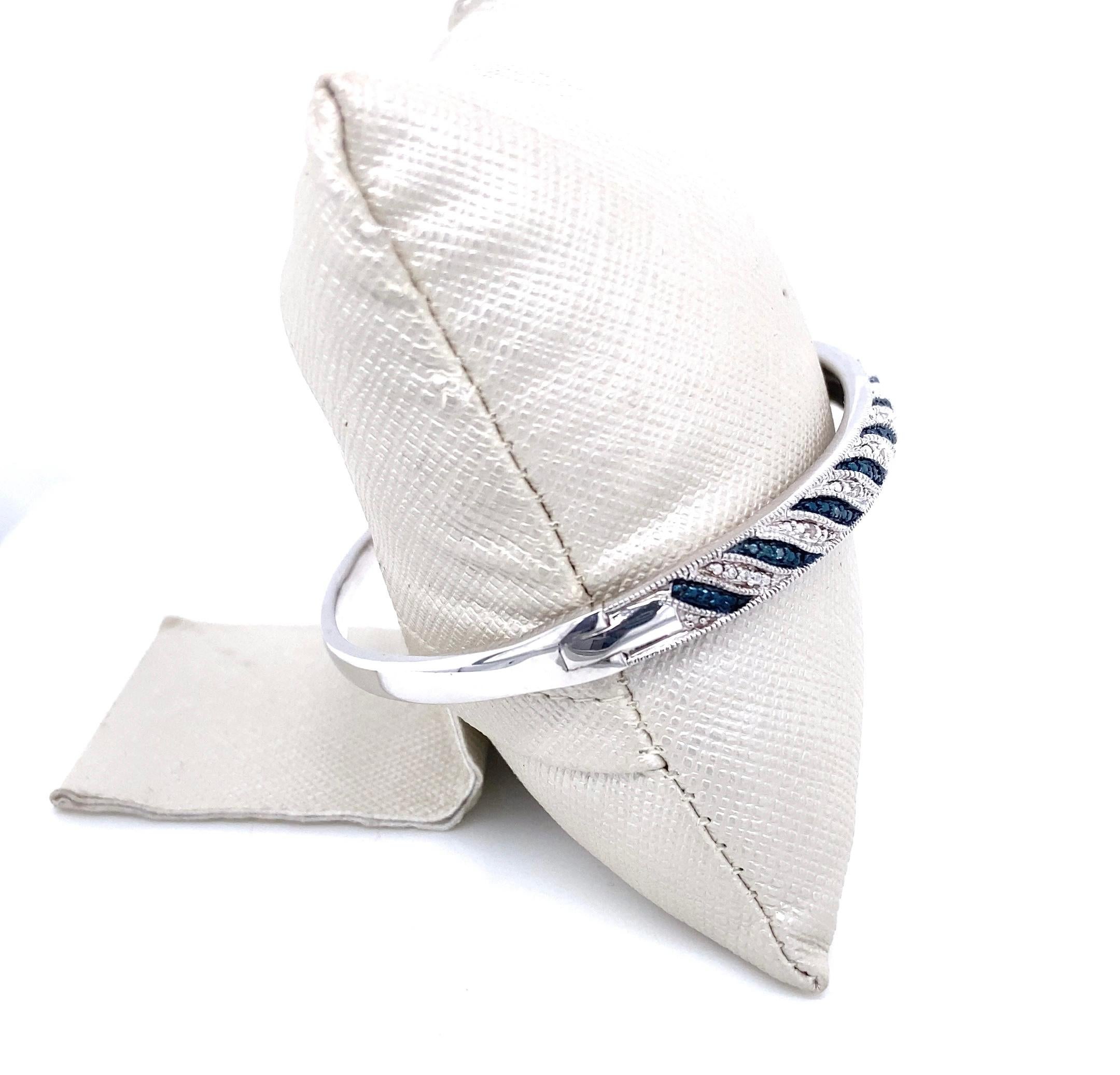 Round Cut Estate 0.10 carat (Ctw) Blue and White Diamond Sterling Silver Bangle Bracelet For Sale