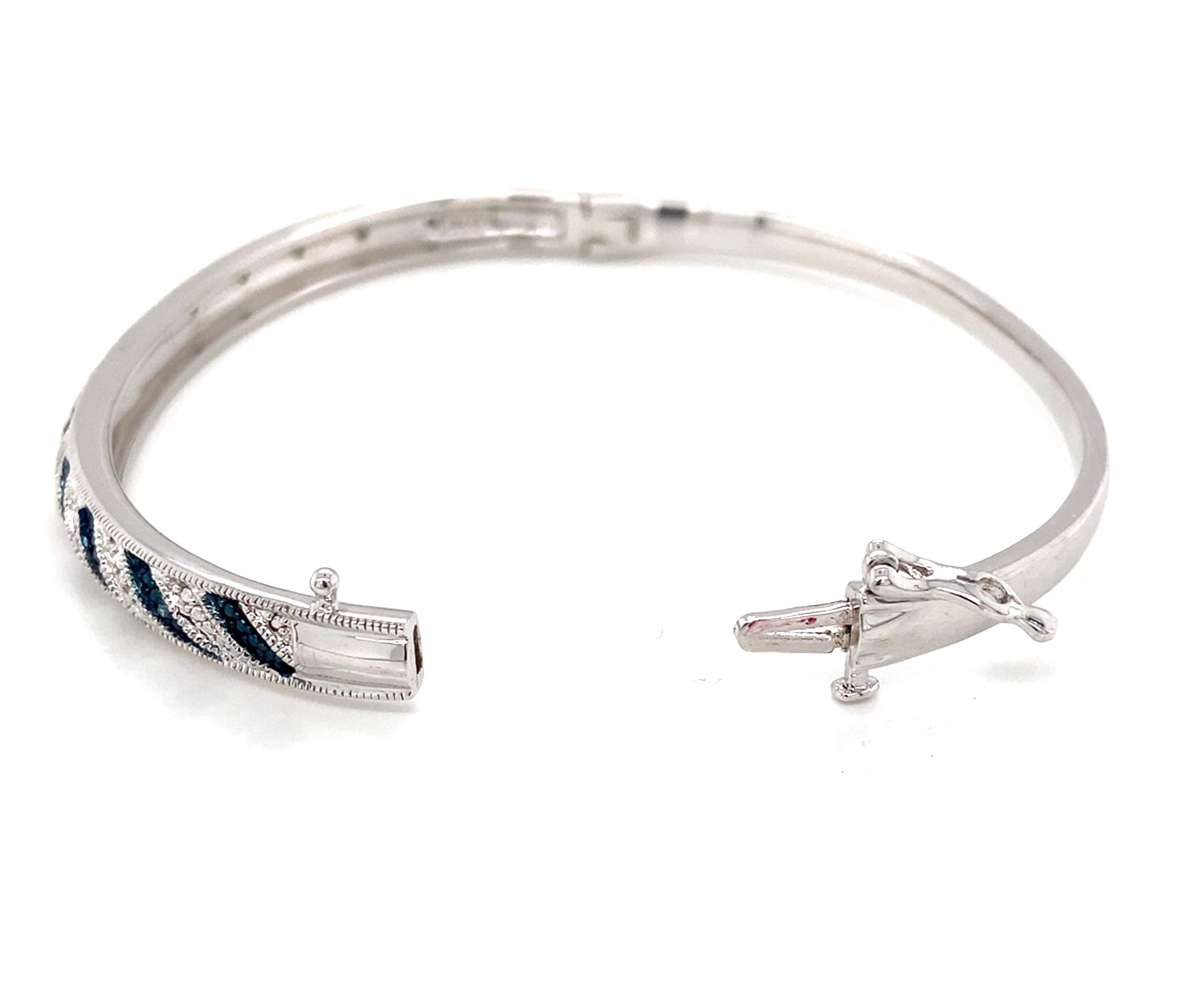 Estate 0.10 carat (Ctw) Blue and White Diamond Sterling Silver Bangle Bracelet For Sale 1