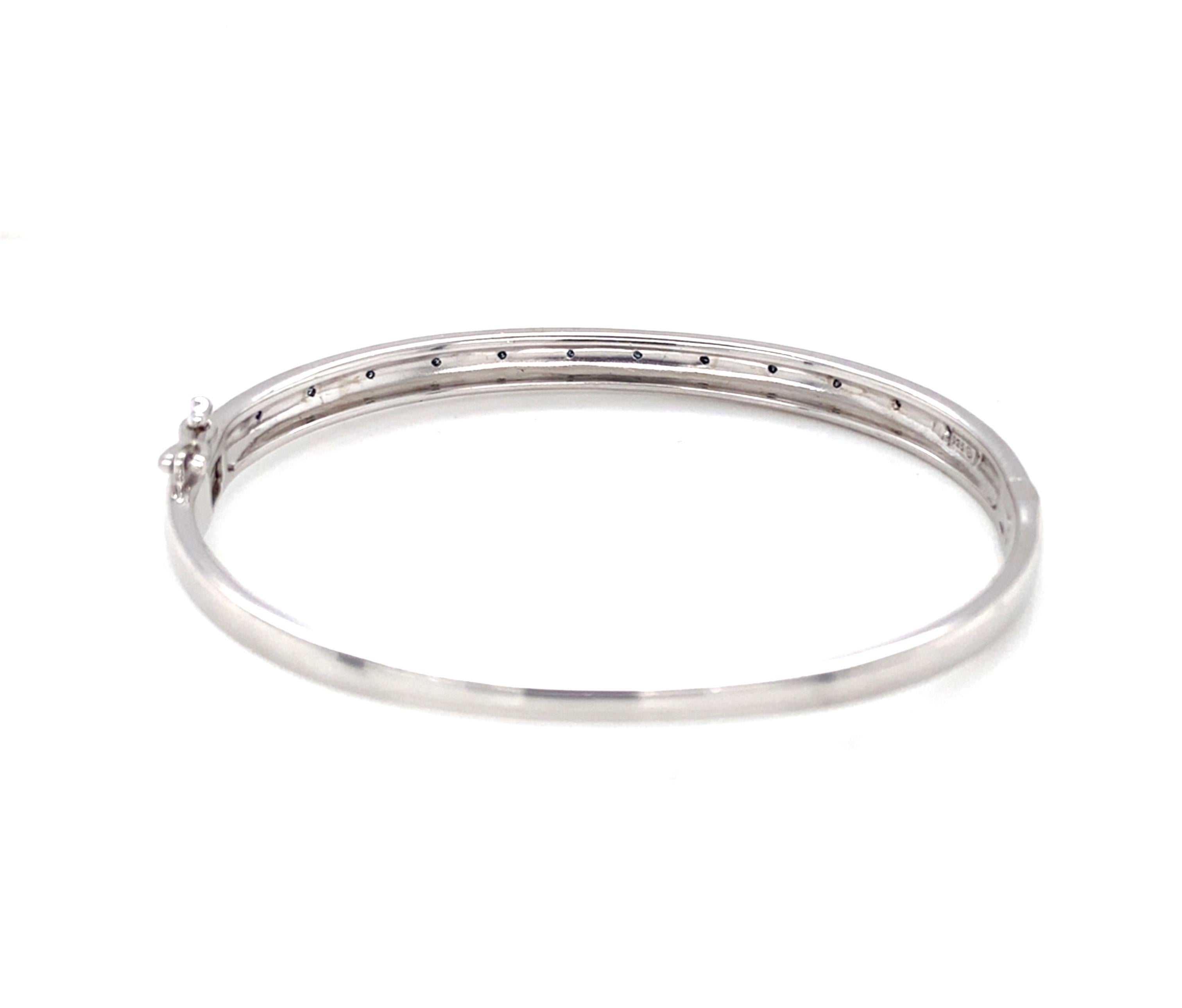 Estate 0.10 carat (Ctw) Blue and White Diamond Sterling Silver Bangle Bracelet For Sale 2
