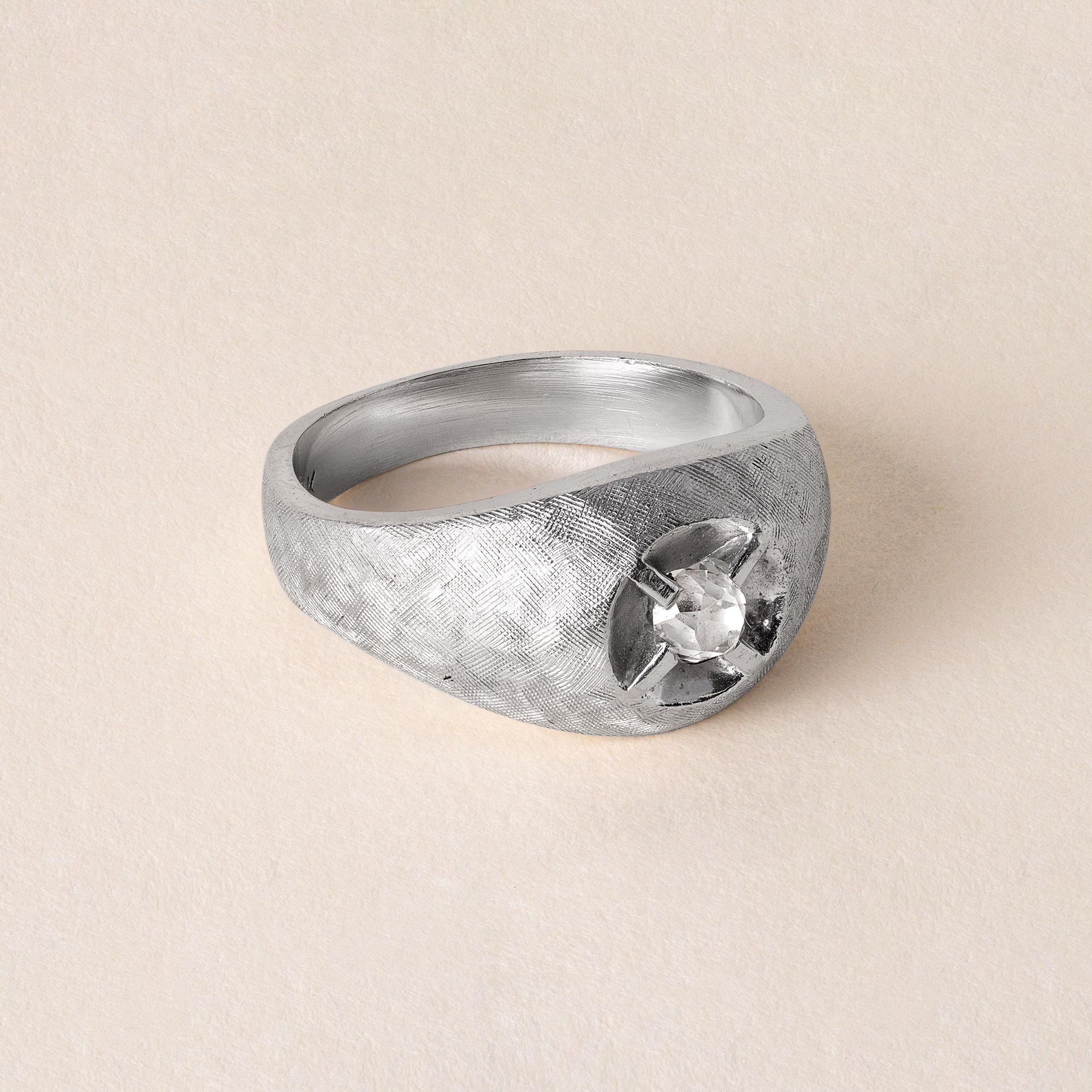 Bague à dôme Vintage circa 1950's

Diamant taille ancienne de 0,25 carat
F-G VS
Jeu de tension avec 4 griffes à barre allongée
Surface Florentine lisse (gravée à la main, texture hachurée)
Le bracelet mesure 10 mm au point le plus large et se