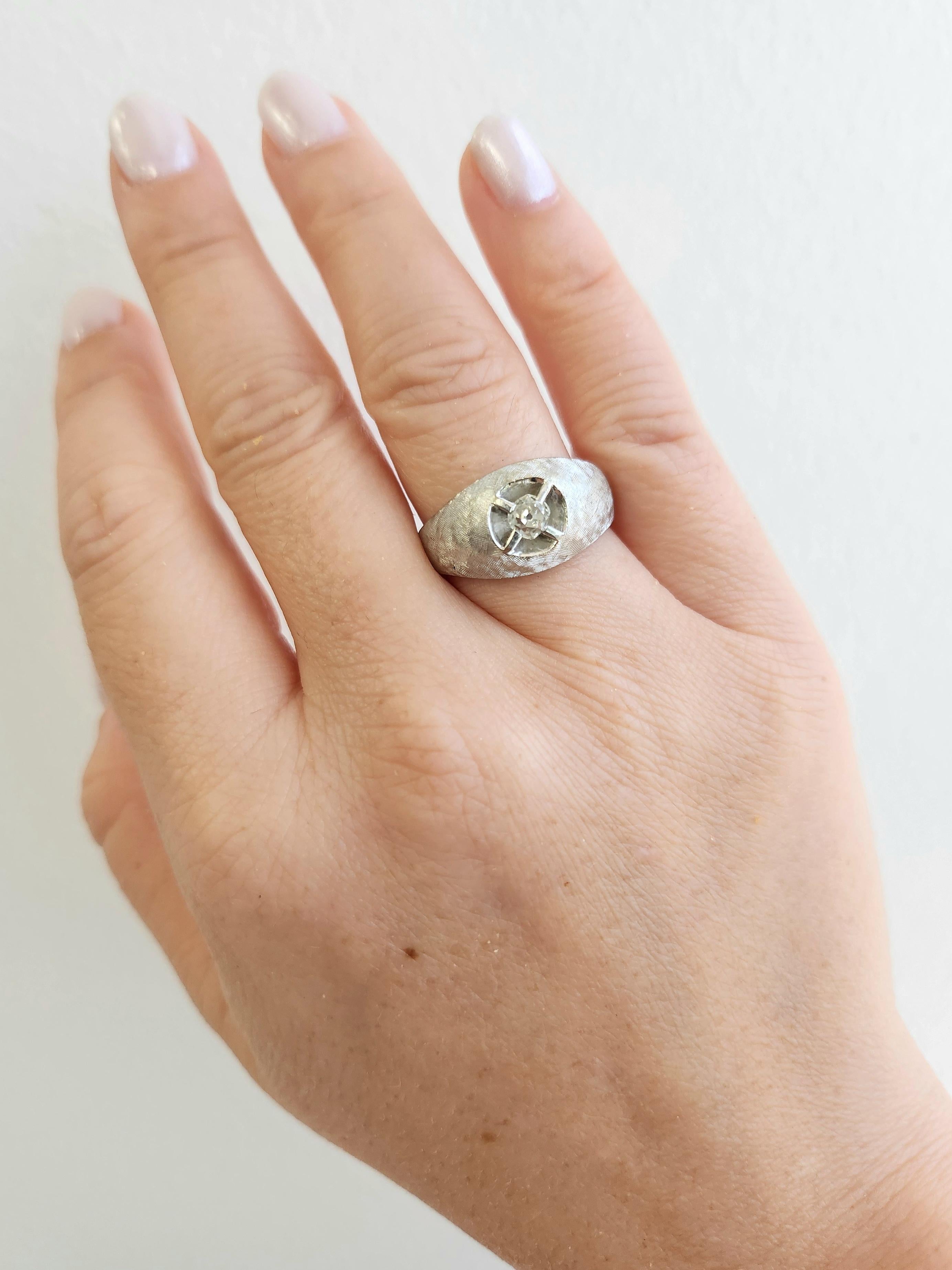 Estate 0.25 Carat Old Mine Diamond Florentine Finish Dome Ring 14K White Gold Bon état - En vente à Los Angeles, CA