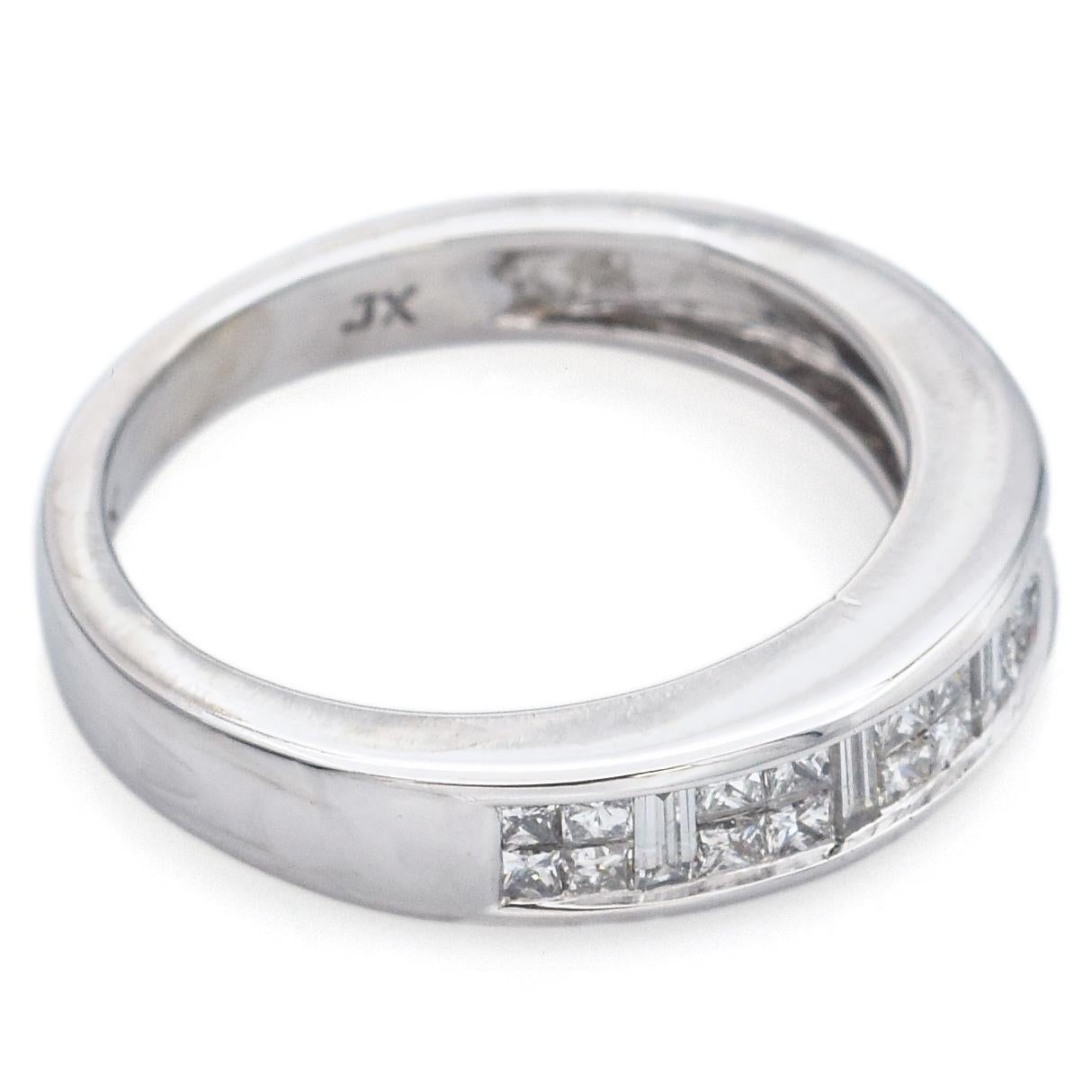 Estate 0.51 TCW Diamond White Gold Band Ring Size 5.5 In Good Condition For Sale In New York, NY