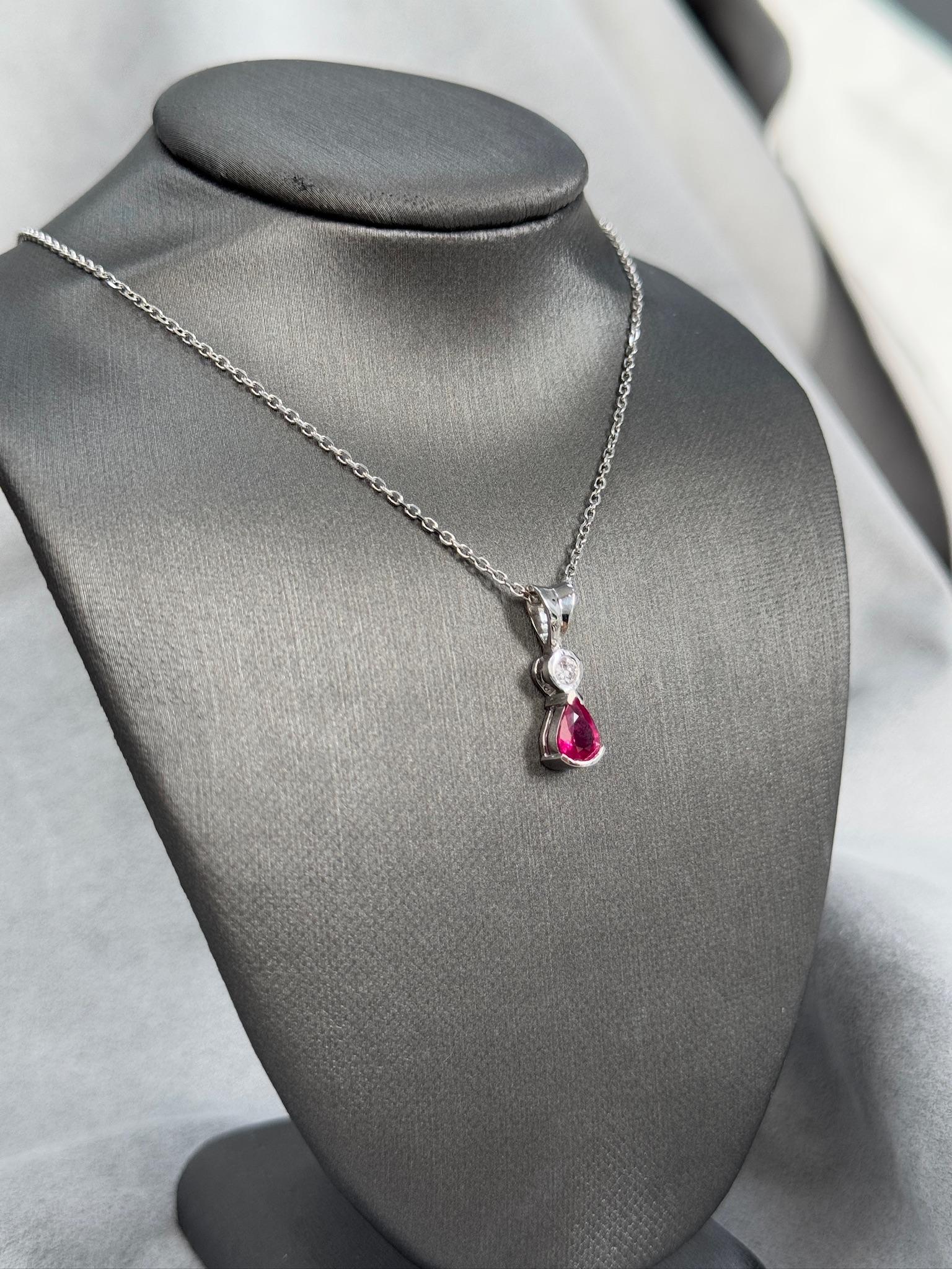 Taille poire Pendentif de succession en or blanc 14 carats avec rubis naturel et diamants en forme de poire de 0,74 carat en vente