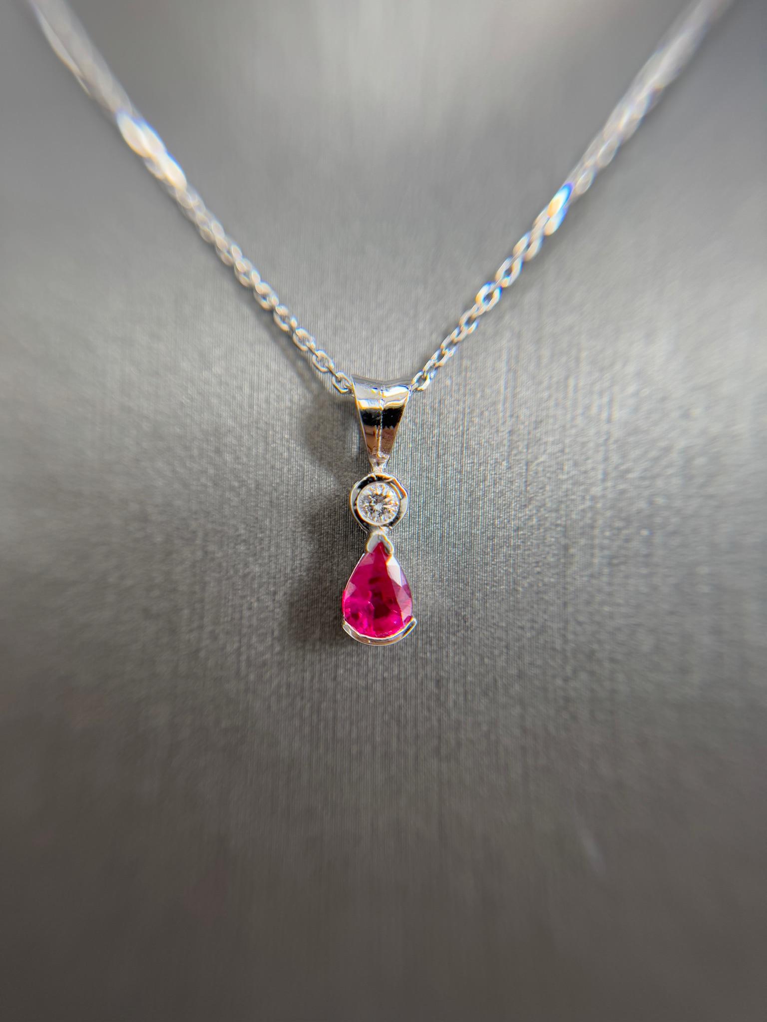 Pendentif de succession en or blanc 14 carats avec rubis naturel et diamants en forme de poire de 0,74 carat Excellent état - En vente à New York, NY