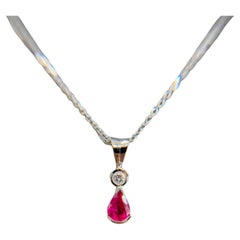 Colgante de oro blanco de 14 quilates con diamantes y rubí natural en forma de pera de 0,74 quilates