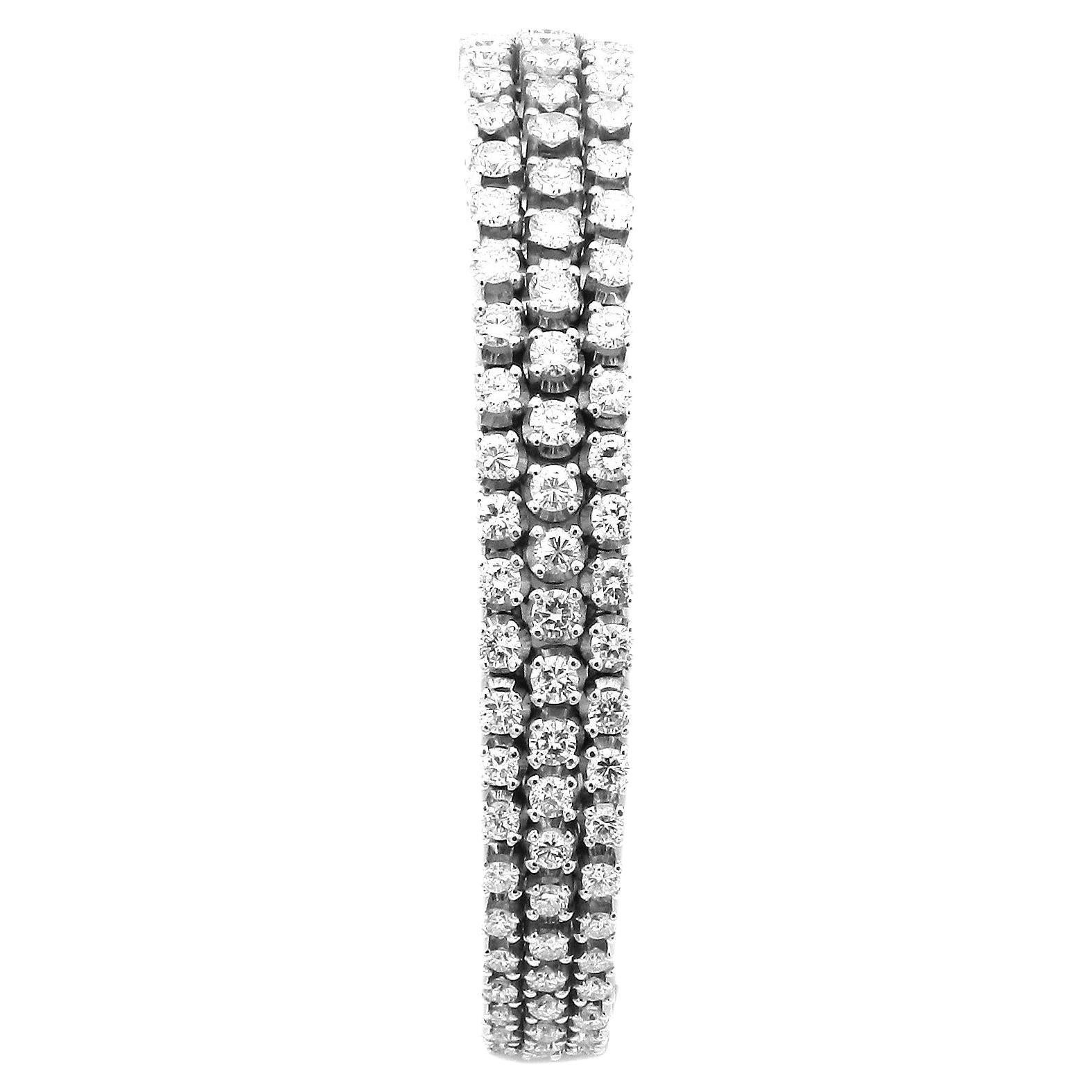 Bracelet Estate 10 Carat Diamond 18K White Gold  

Bracelet classique-élégant en or blanc de haute qualité en trois rangs, entièrement serti de 159 diamants rayonnants de taille brillant avec un total d'environ 9,91 ct.

 

750/ or blanc 18K
159