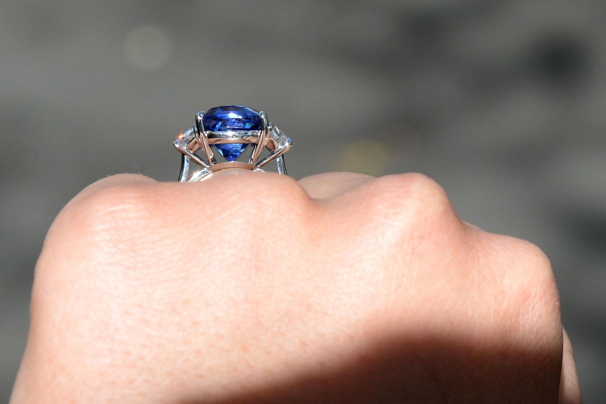 Taille coussin Estate 10 Carat Sri Lanka Sapphire Engagement Ring en vente