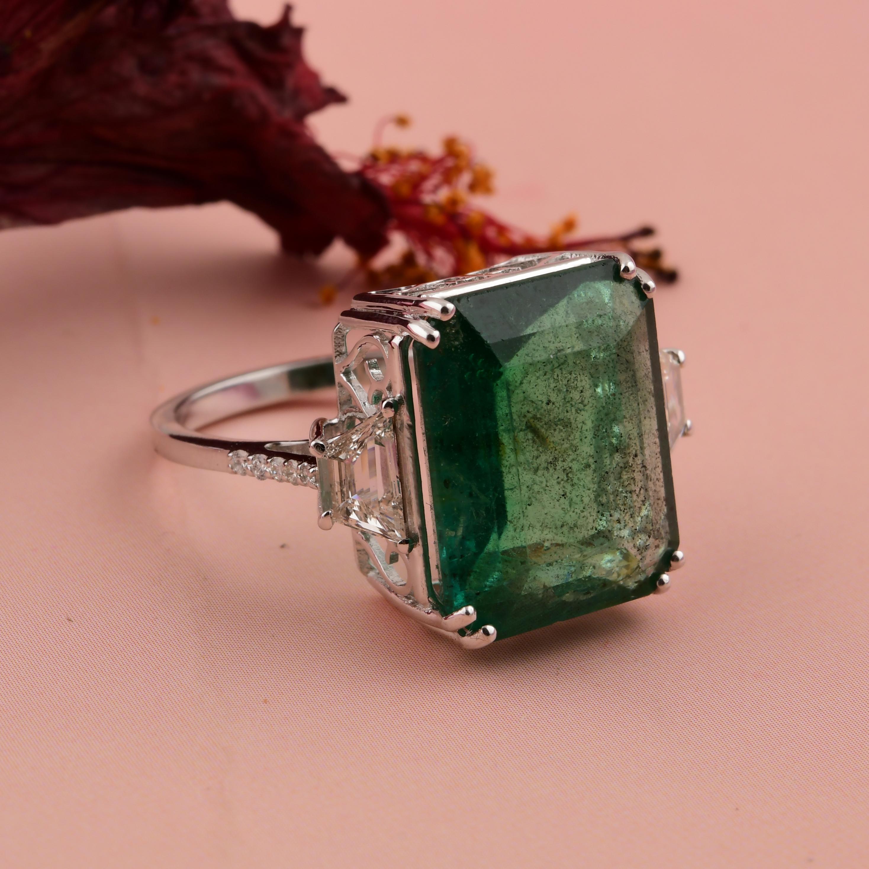 in vendita:  Anello con tre pietre con diamante smeraldo dello Zambia da 10,38 carati, oro bianco massiccio 14k 10