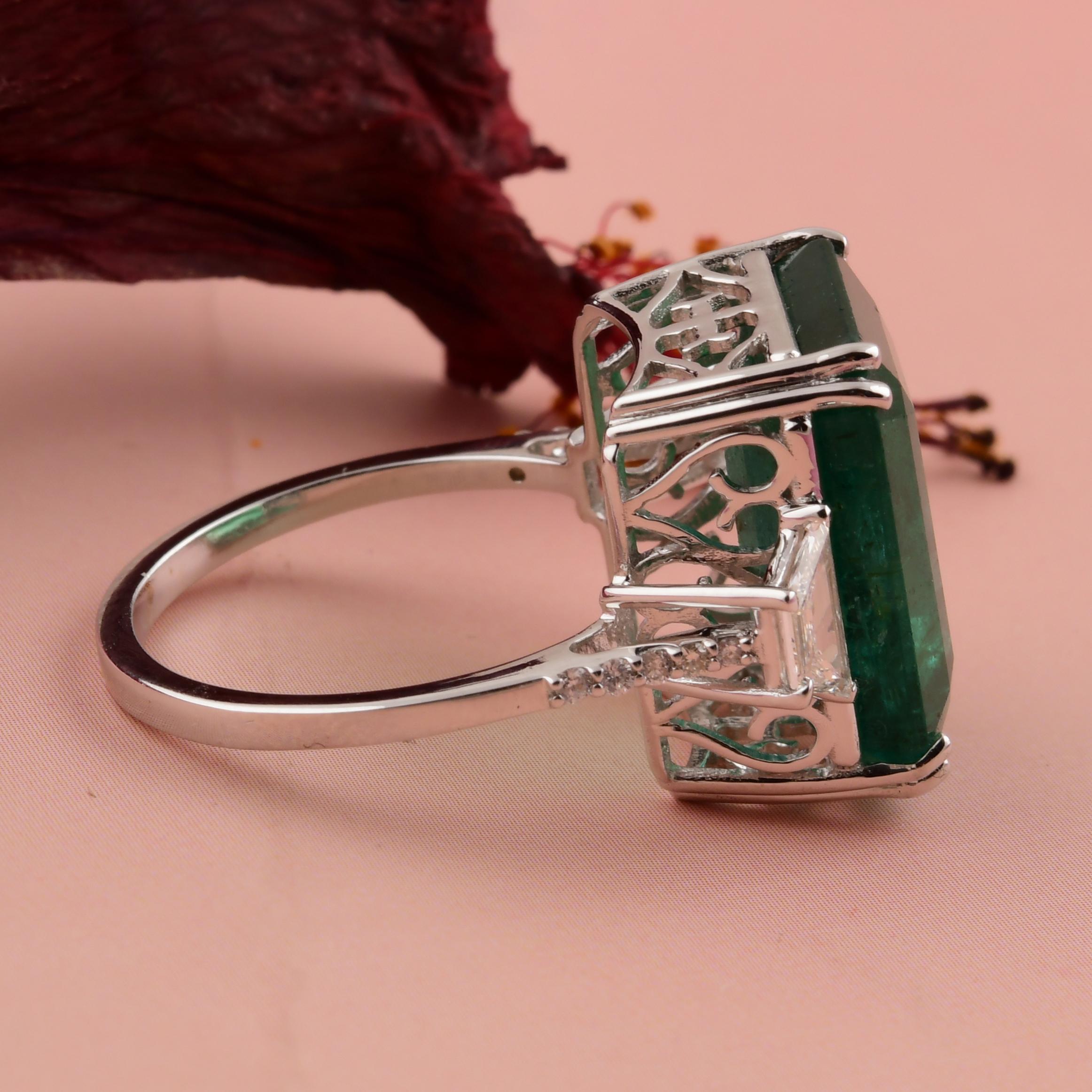 En venta: Estate 10,38 quilates Esmeralda de Zambia Diamante Tres Piedras Anillo 18k Oro Blanco Macizo  10