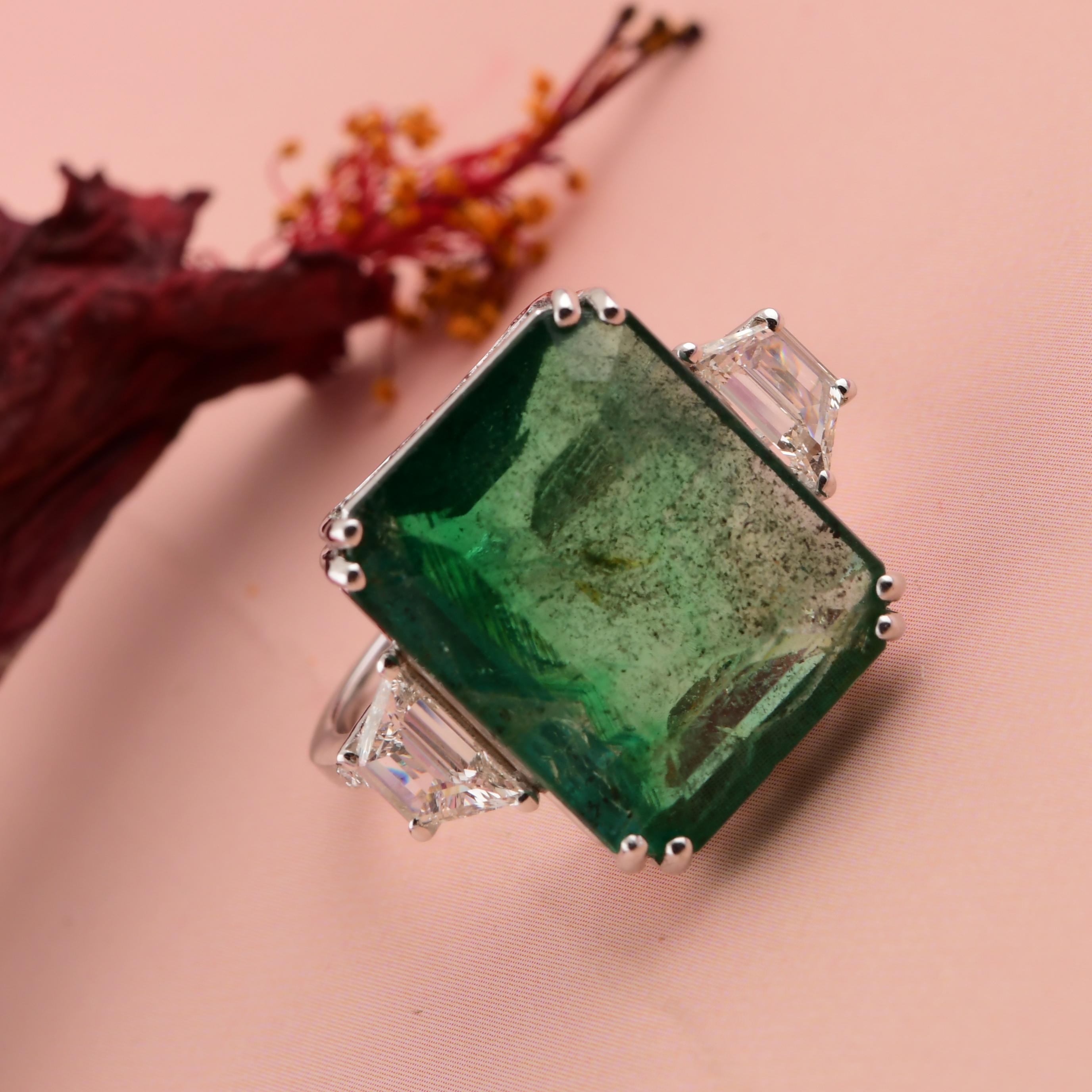 En venta: Estate 10,38 quilates Esmeralda de Zambia Diamante Tres Piedras Anillo 18k Oro Blanco Macizo  2