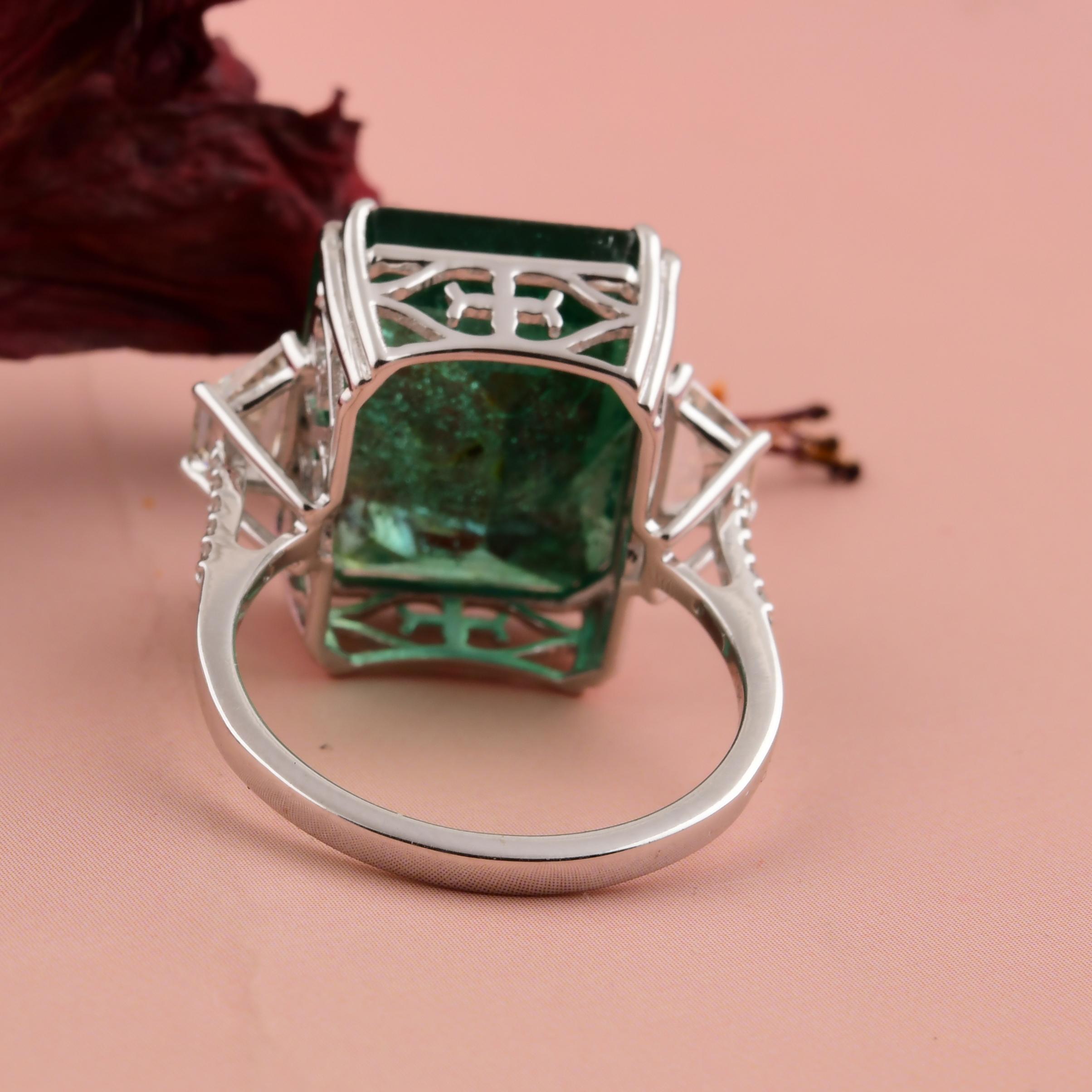 En venta: Estate 10,38 quilates Esmeralda de Zambia Diamante Tres Piedras Anillo 18k Oro Blanco Macizo  3