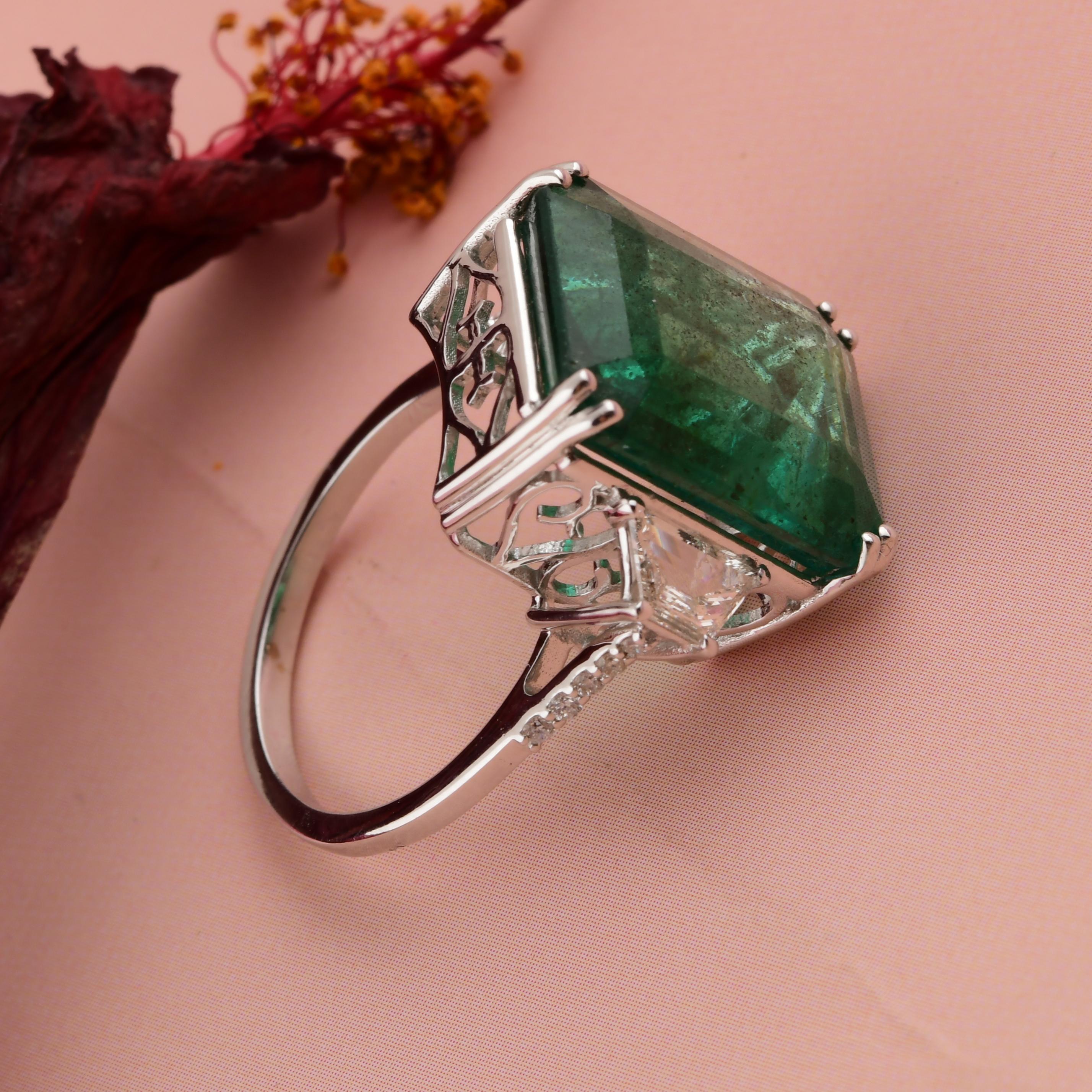 En venta: Estate 10,38 quilates Esmeralda de Zambia Diamante Tres Piedras Anillo 18k Oro Blanco Macizo  4