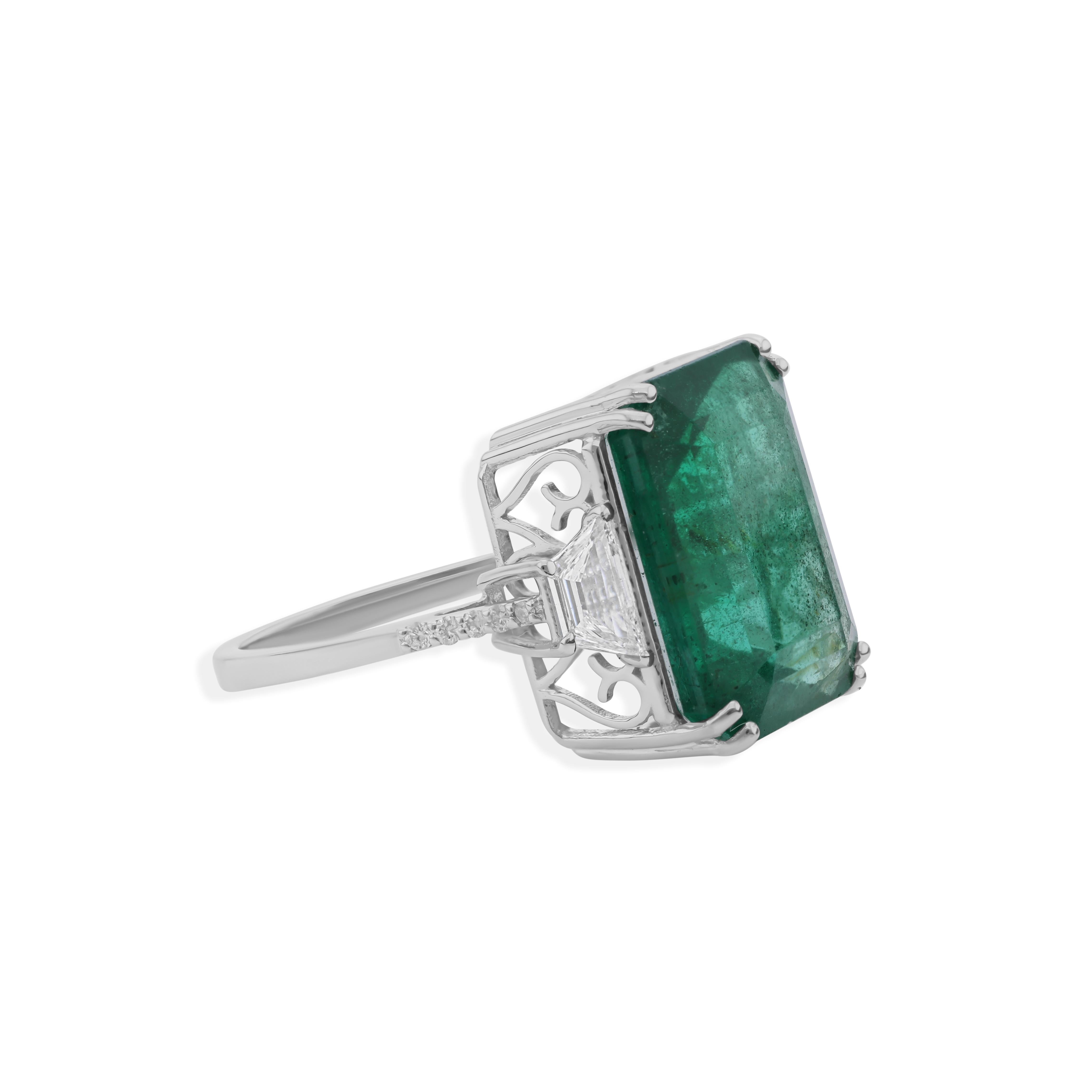 En venta: Estate 10,38 quilates Esmeralda de Zambia Diamante Tres Piedras Anillo 18k Oro Blanco Macizo  6