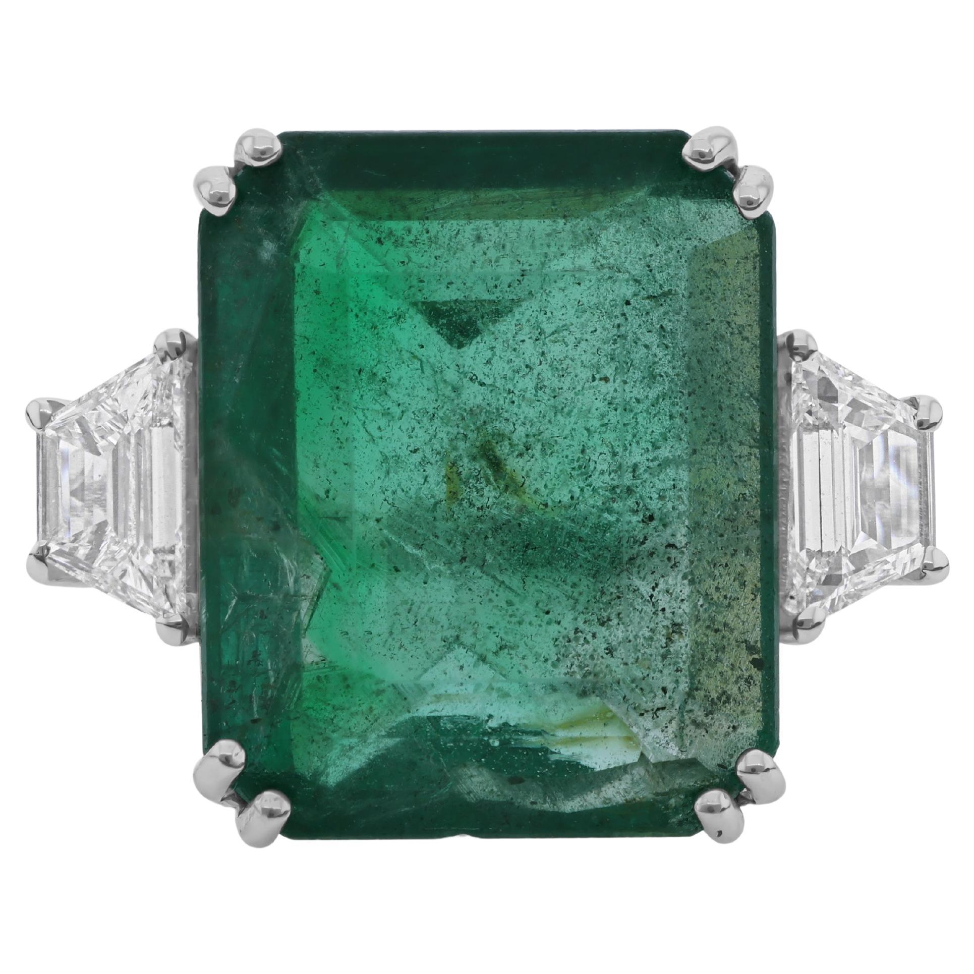 En venta: Estate 10,38 quilates Esmeralda de Zambia Diamante Tres Piedras Anillo 18k Oro Blanco Macizo