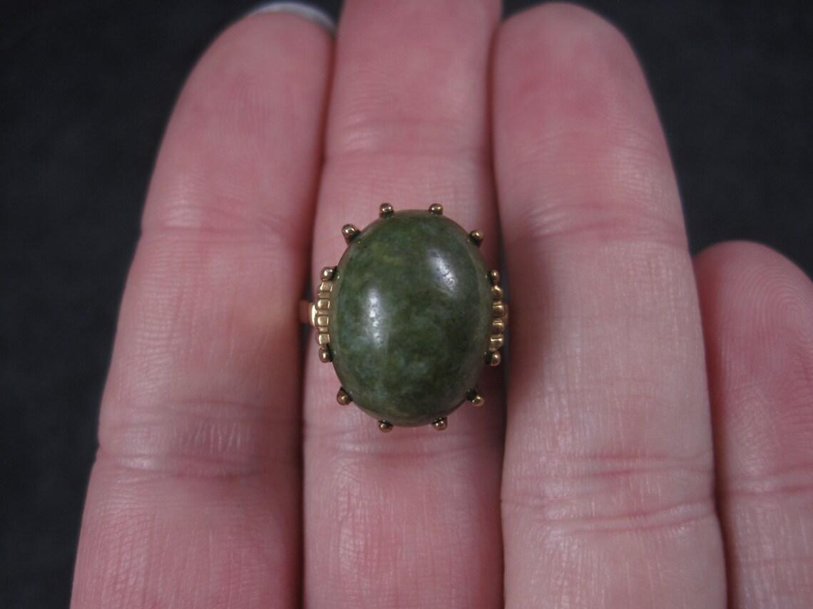 Taille cabochon Bague de succession en or jaune 10 carats en jade néphrite en vente