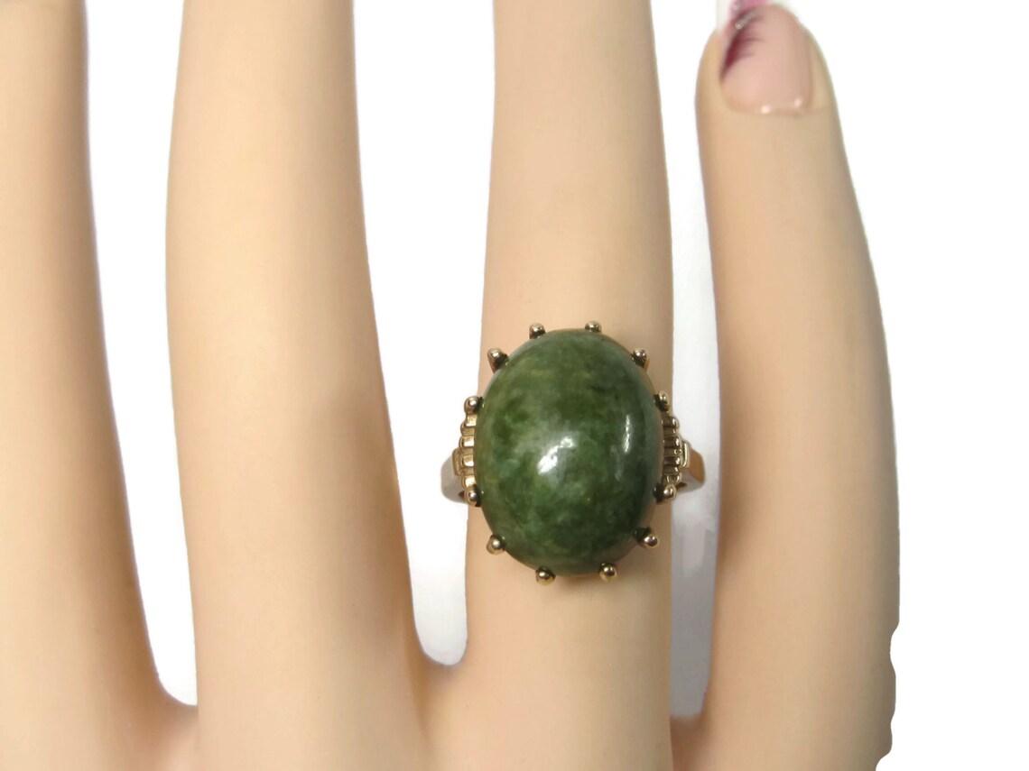 Bague de succession en or jaune 10 carats en jade néphrite en vente 1