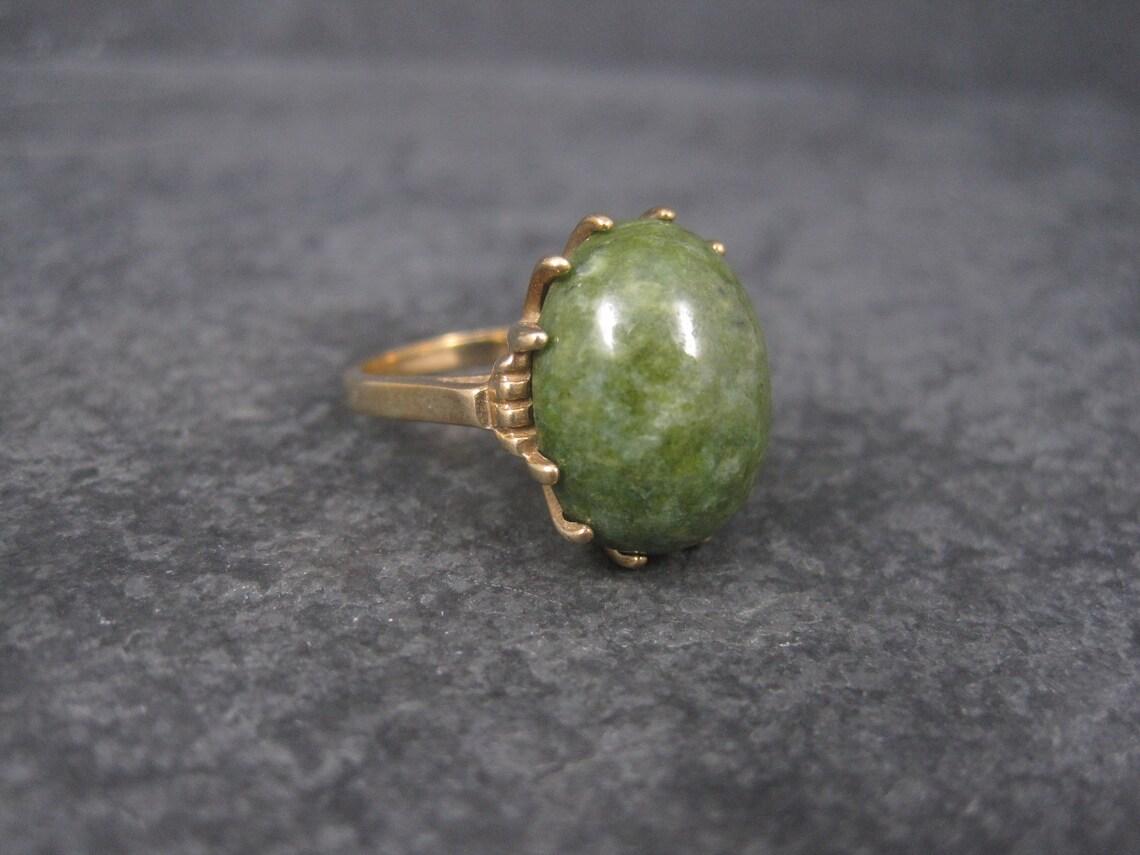 Bague de succession en or jaune 10 carats en jade néphrite en vente 2