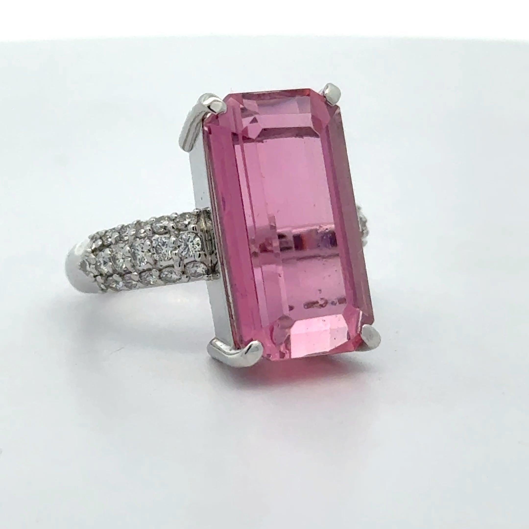 Bague Estate, 1 tourmaline rose taille émeraude 11,18 ct, diamant rond taille brillant 0,48 cttw  H-I SI1-SI2, Platine 11.40g

Type de bijoux : Bague
Type de métal : Platine 
Métal Poids : 11,4 grammes
Taille de l'anneau : 5.75
Marque :