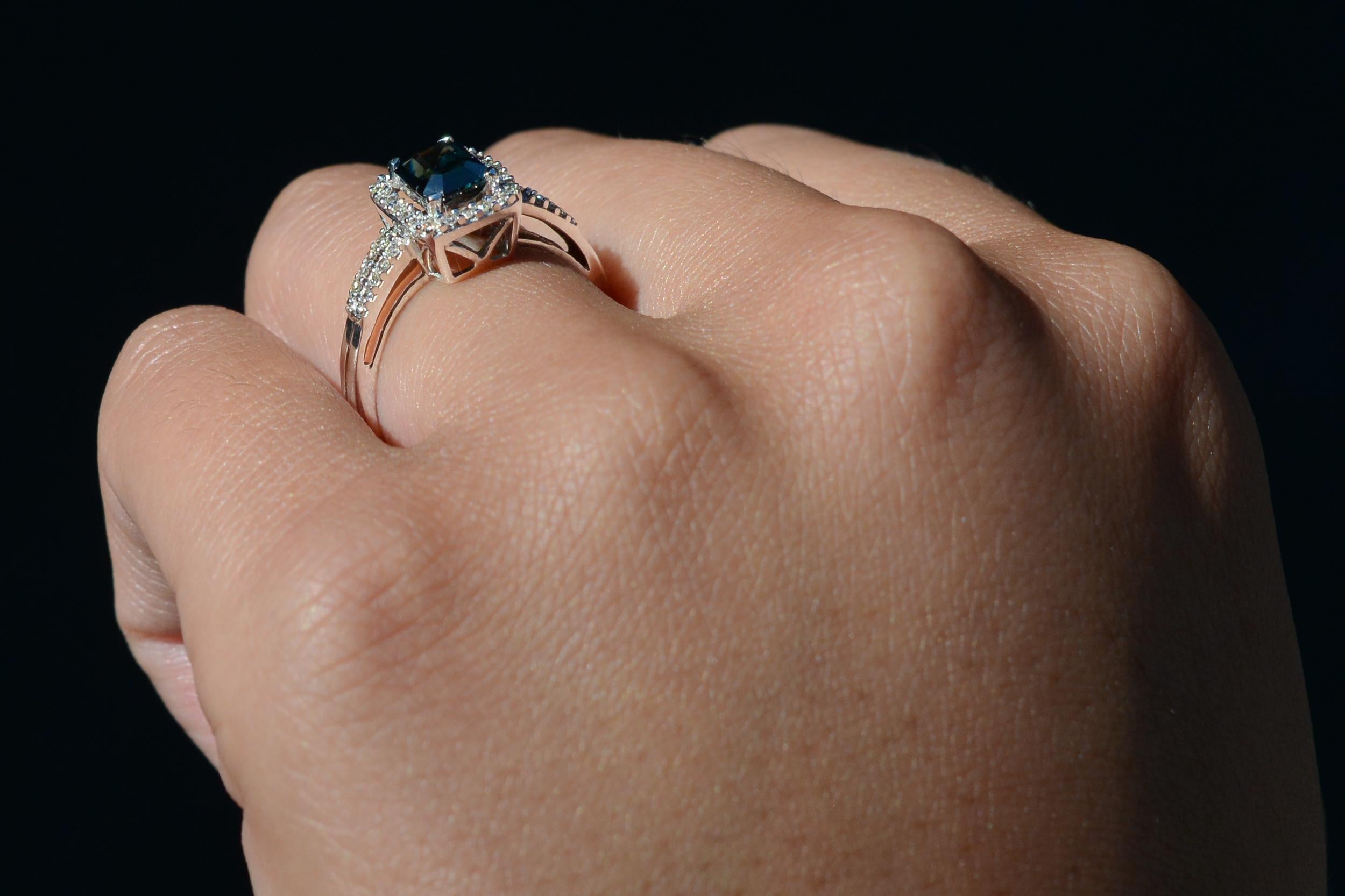 Contemporain Estate 1.15 Carat Sapphire Vintage Engagement Ring en vente