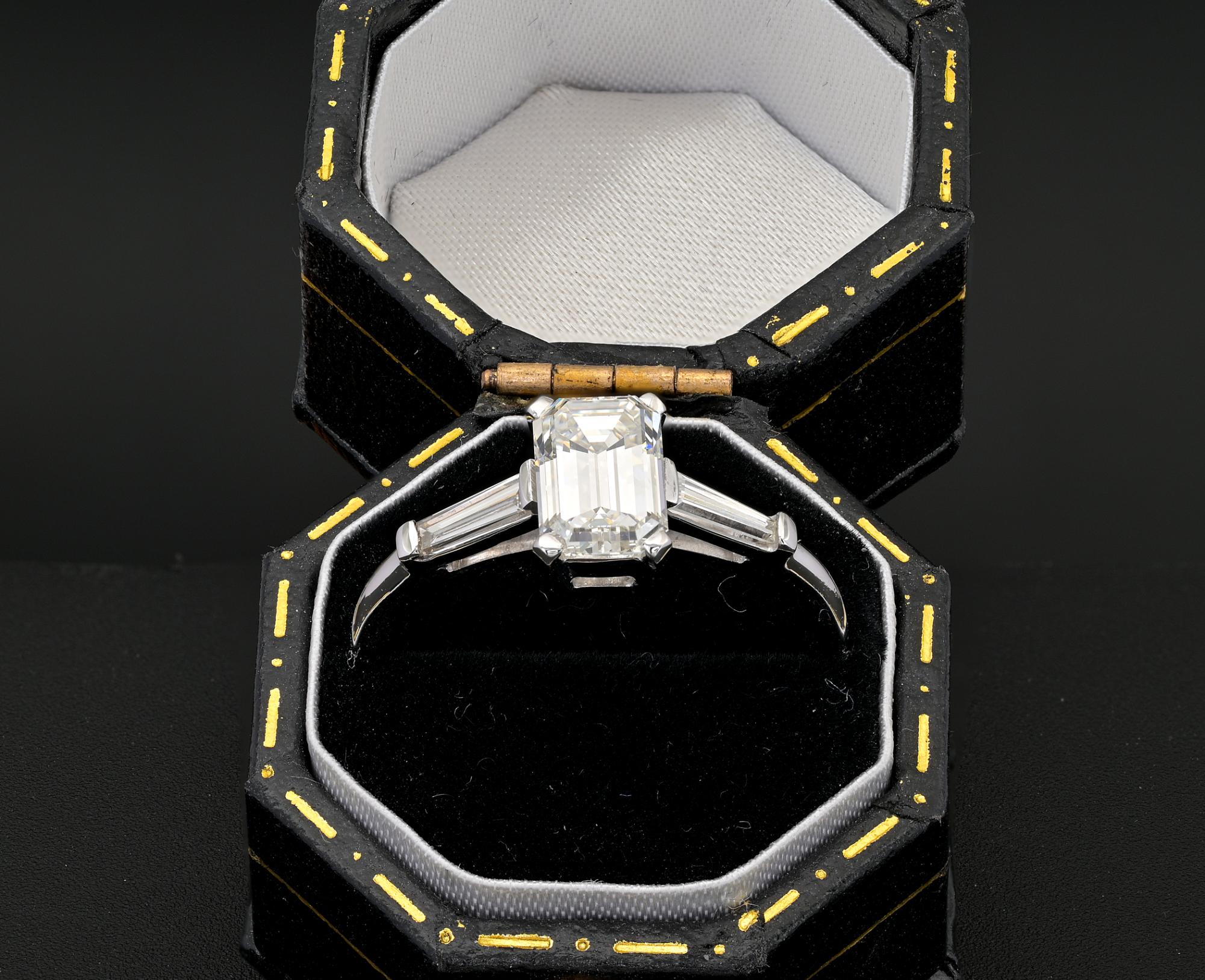 Dieser zeitgenössische, stilvolle Diamant-Solitärring wurde vollständig von Hand aus massivem 18 KT Weißgold gefertigt.
Genaue und sorgfältige Verarbeitung
In der Mitte mit einer gewichteten Off-Montage 1,21 Ct Emerald cut Diamond 7,54 mm. x 5,75