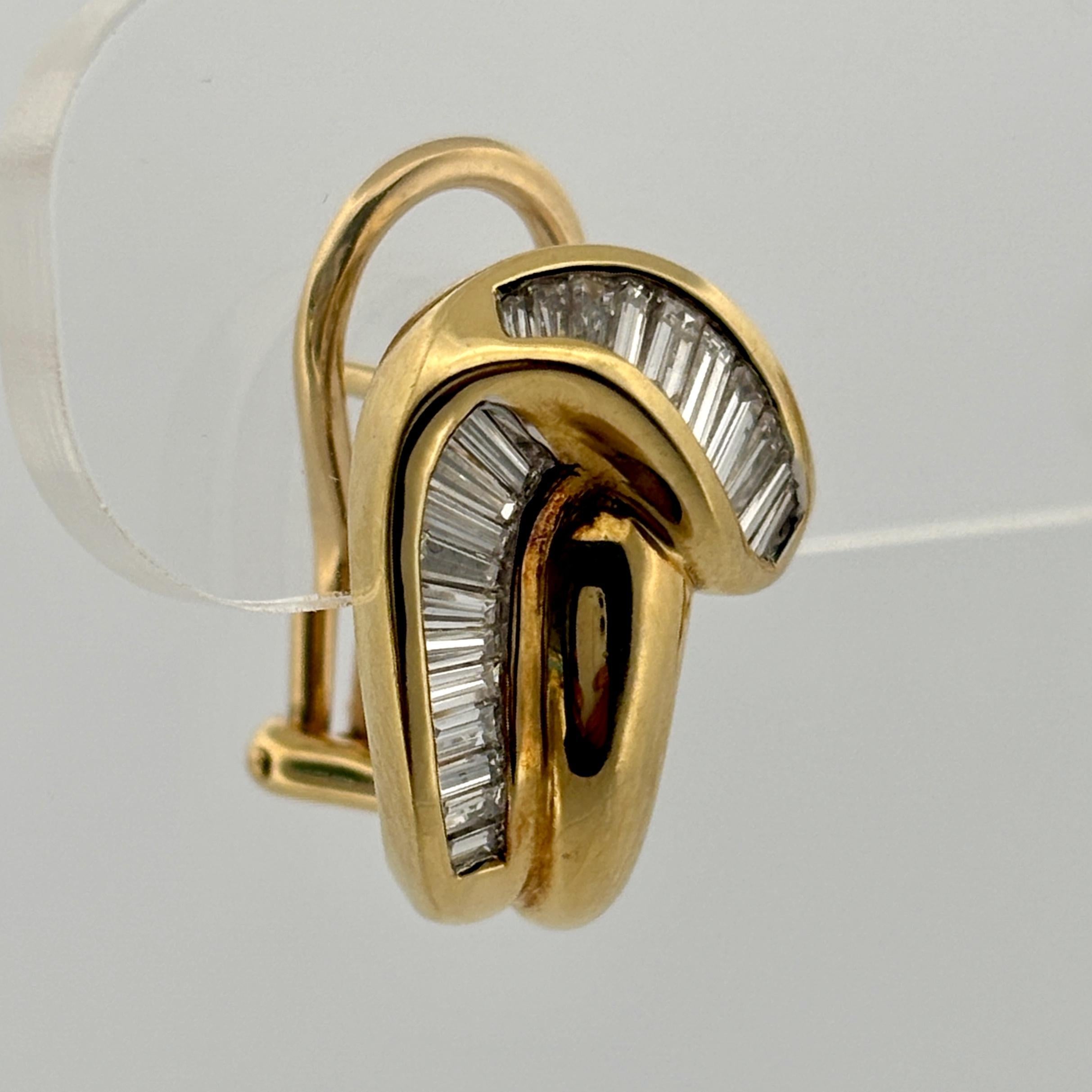 Boucles d'oreilles en or jaune 18k Estate 1.25ctw Diamond Baguette Channel-Set en vente 5