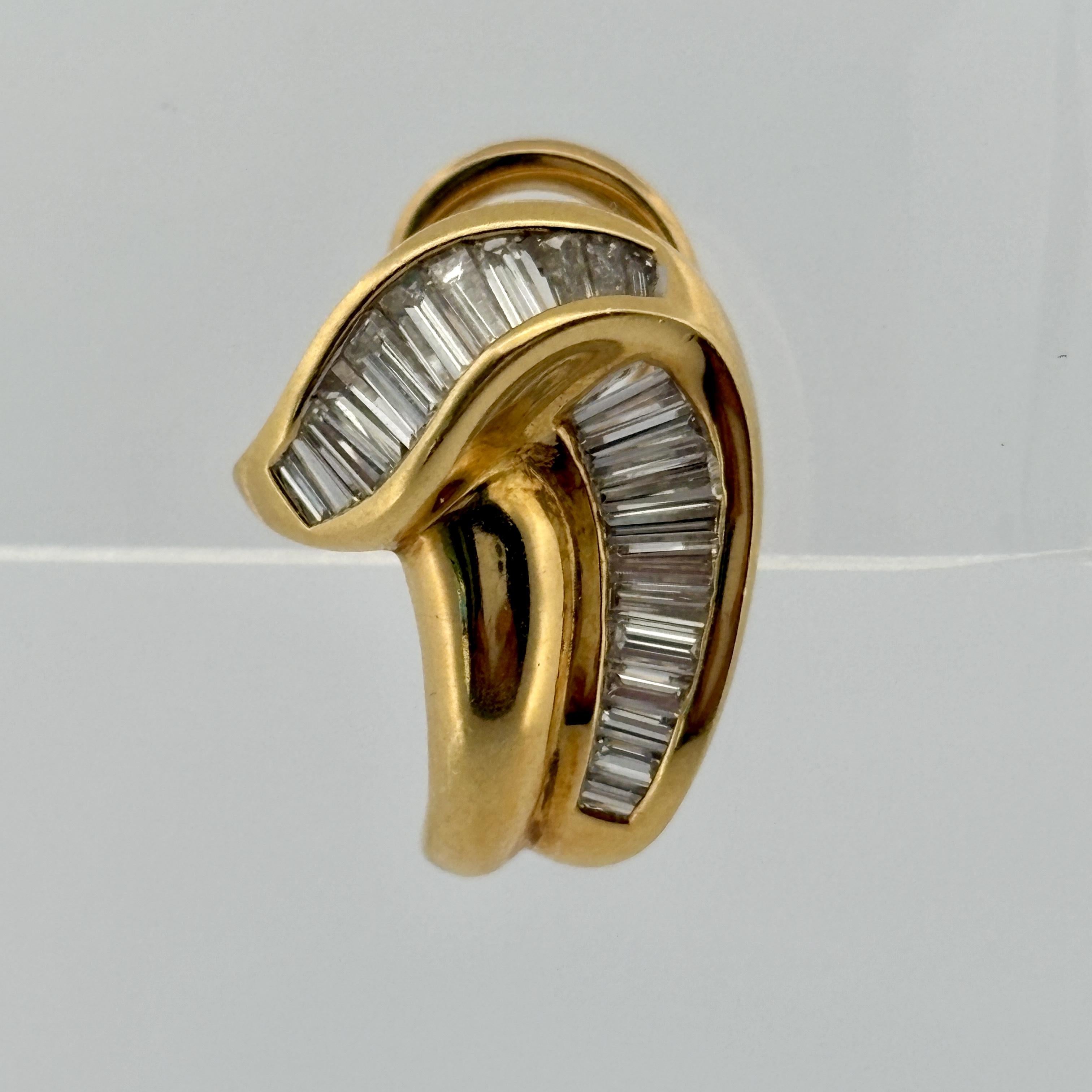 Boucles d'oreilles en or jaune 18k Estate 1.25ctw Diamond Baguette Channel-Set en vente 6