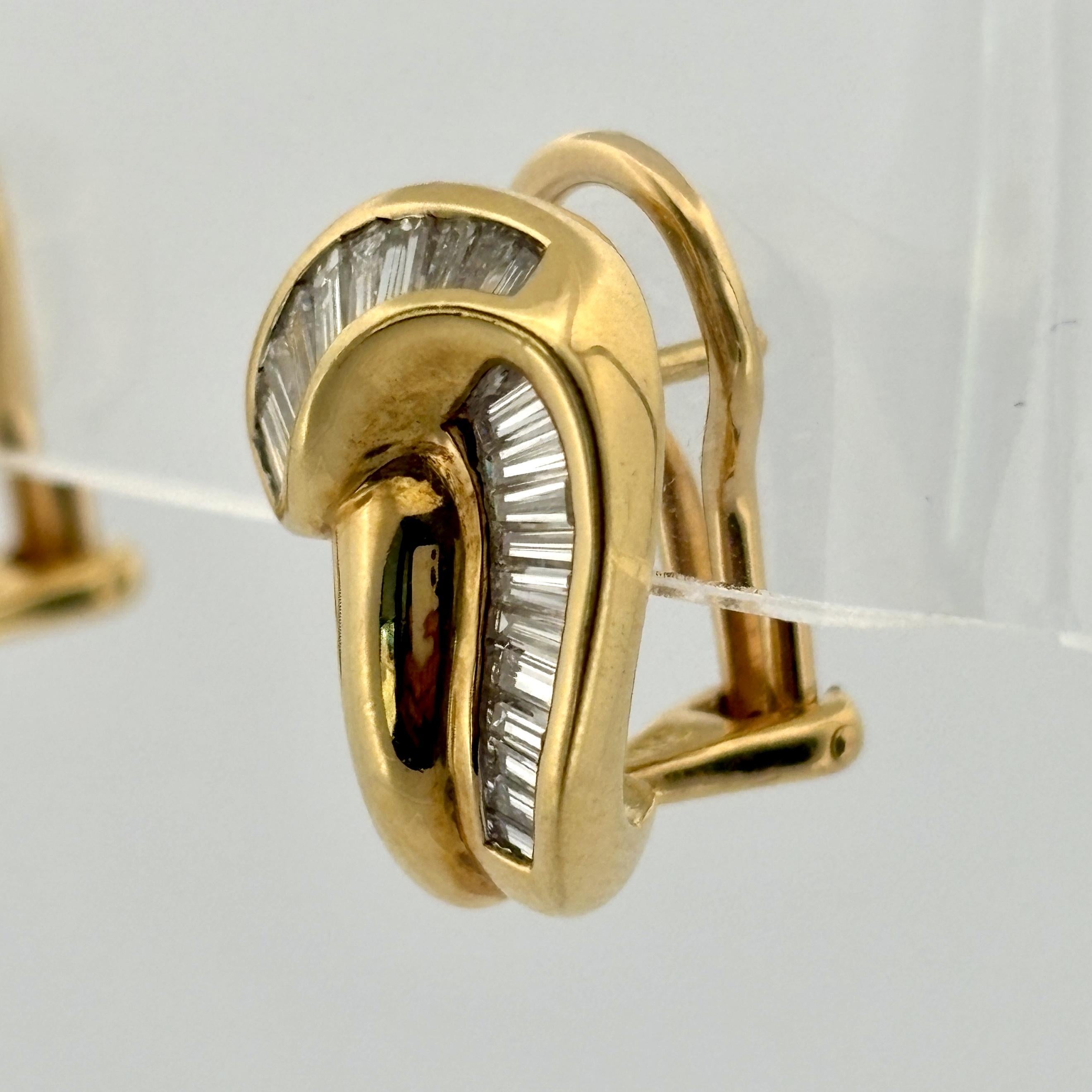 Boucles d'oreilles en or jaune 18k Estate 1.25ctw Diamond Baguette Channel-Set en vente 7