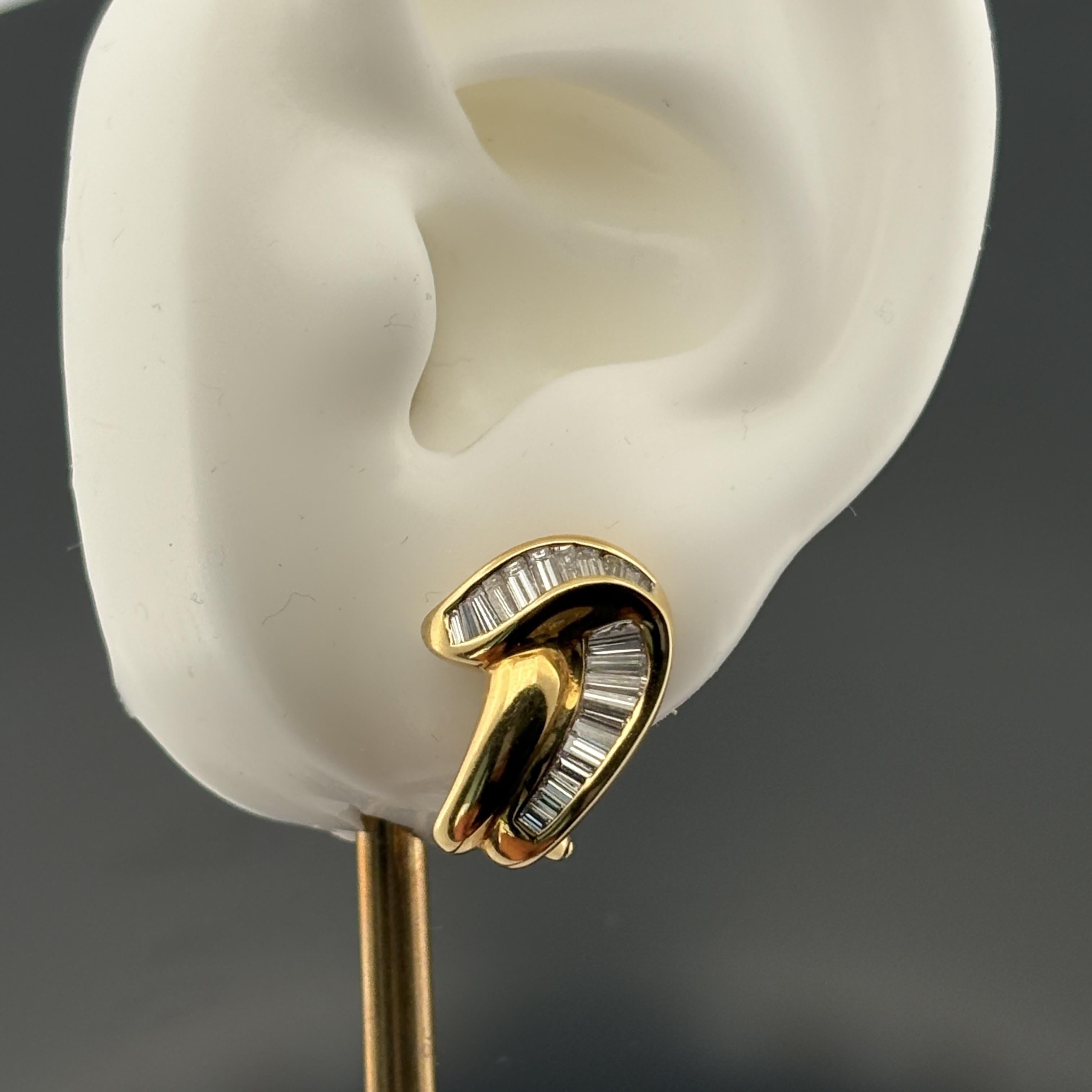 Boucles d'oreilles en or jaune 18k Estate 1.25ctw Diamond Baguette Channel-Set en vente 1